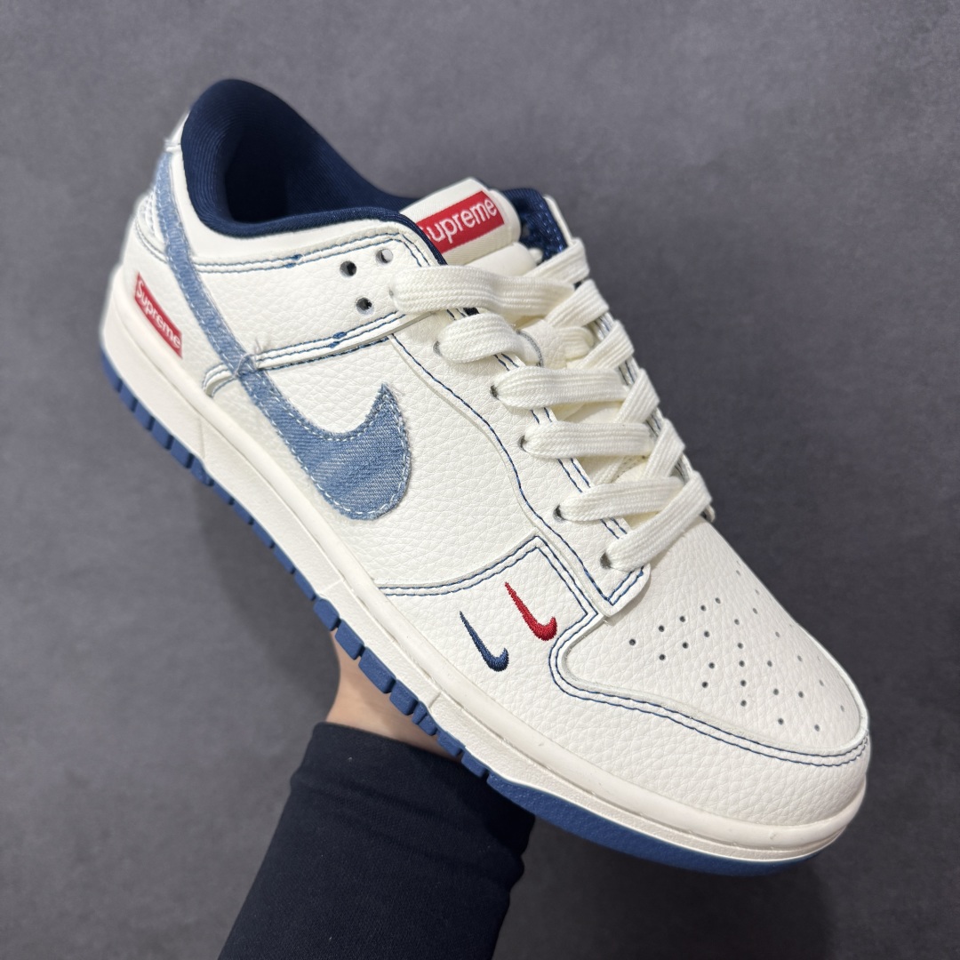 图片[3]-【定制版】Supreme x Nike Dunk SB Low Sup x 耐克 SB 低帮 白蓝牛仔勾 鞋身整体以米白色皮革打造，搭配米白色框架覆盖层，使鞋款十分百搭，鞋身两侧Swoosh Logo采用蓝色牛仔点缀，后跟装饰片辅以白色皮革制作，鞋舌是网布材料以及Supreme字样呈现，整体就是小白鞋设计，鞋头处侧边双迷你Swoosh Logo分别采用红色、蓝色刺绣点缀，后跟印有Supreme字样，彰显联名身份；最后以米白色中底搭配蓝色橡胶外底完善整体设计收尾。 货号：JP1628-016 尺码：36 36.5 37.5 38 38.5 39 40 40.5 41 42 42.5 43 44 44.5 45 编码：HXSB330340-选品中心