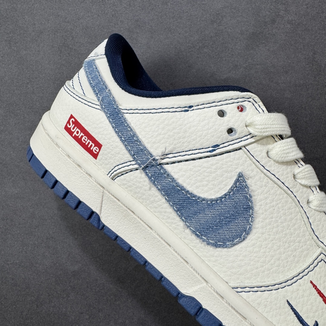 图片[6]-【定制版】Supreme x Nike Dunk SB Low Sup x 耐克 SB 低帮 白蓝牛仔勾 鞋身整体以米白色皮革打造，搭配米白色框架覆盖层，使鞋款十分百搭，鞋身两侧Swoosh Logo采用蓝色牛仔点缀，后跟装饰片辅以白色皮革制作，鞋舌是网布材料以及Supreme字样呈现，整体就是小白鞋设计，鞋头处侧边双迷你Swoosh Logo分别采用红色、蓝色刺绣点缀，后跟印有Supreme字样，彰显联名身份；最后以米白色中底搭配蓝色橡胶外底完善整体设计收尾。 货号：JP1628-016 尺码：36 36.5 37.5 38 38.5 39 40 40.5 41 42 42.5 43 44 44.5 45 编码：HXSB330340-选品中心