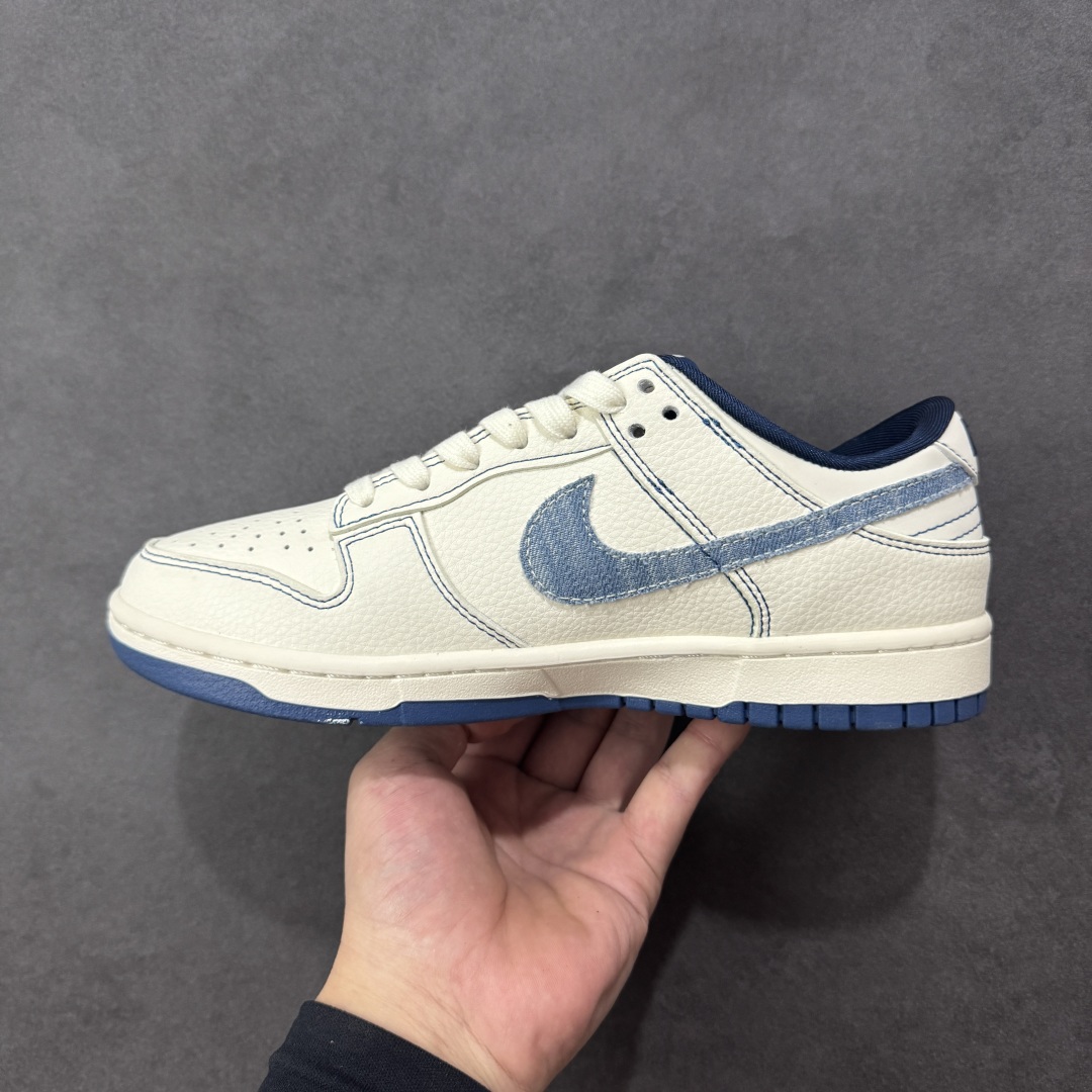 图片[2]-【定制版】Supreme x Nike Dunk SB Low Sup x 耐克 SB 低帮 白蓝牛仔勾 鞋身整体以米白色皮革打造，搭配米白色框架覆盖层，使鞋款十分百搭，鞋身两侧Swoosh Logo采用蓝色牛仔点缀，后跟装饰片辅以白色皮革制作，鞋舌是网布材料以及Supreme字样呈现，整体就是小白鞋设计，鞋头处侧边双迷你Swoosh Logo分别采用红色、蓝色刺绣点缀，后跟印有Supreme字样，彰显联名身份；最后以米白色中底搭配蓝色橡胶外底完善整体设计收尾。 货号：JP1628-016 尺码：36 36.5 37.5 38 38.5 39 40 40.5 41 42 42.5 43 44 44.5 45 编码：HXSB330340-选品中心