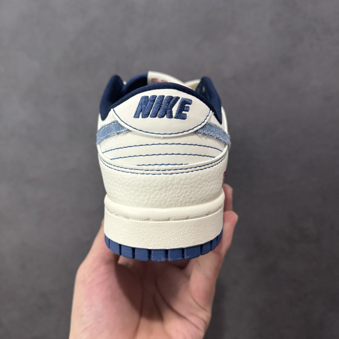 图片[4]-【定制版】Supreme x Nike Dunk SB Low Sup x 耐克 SB 低帮 白蓝牛仔勾 鞋身整体以米白色皮革打造，搭配米白色框架覆盖层，使鞋款十分百搭，鞋身两侧Swoosh Logo采用蓝色牛仔点缀，后跟装饰片辅以白色皮革制作，鞋舌是网布材料以及Supreme字样呈现，整体就是小白鞋设计，鞋头处侧边双迷你Swoosh Logo分别采用红色、蓝色刺绣点缀，后跟印有Supreme字样，彰显联名身份；最后以米白色中底搭配蓝色橡胶外底完善整体设计收尾。 货号：JP1628-016 尺码：36 36.5 37.5 38 38.5 39 40 40.5 41 42 42.5 43 44 44.5 45 编码：HXSB330340-选品中心