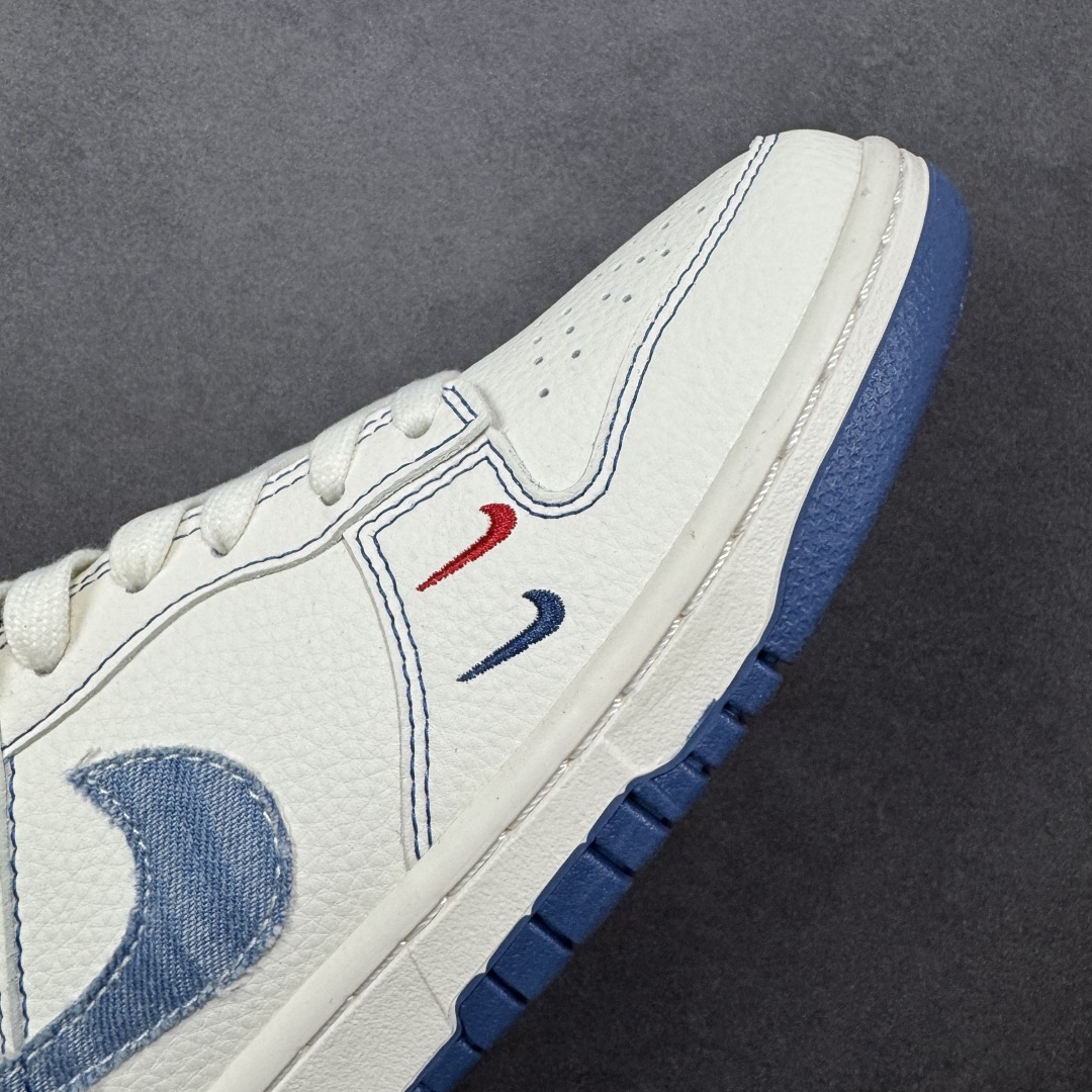 图片[5]-【定制版】Supreme x Nike Dunk SB Low Sup x 耐克 SB 低帮 白蓝牛仔勾 鞋身整体以米白色皮革打造，搭配米白色框架覆盖层，使鞋款十分百搭，鞋身两侧Swoosh Logo采用蓝色牛仔点缀，后跟装饰片辅以白色皮革制作，鞋舌是网布材料以及Supreme字样呈现，整体就是小白鞋设计，鞋头处侧边双迷你Swoosh Logo分别采用红色、蓝色刺绣点缀，后跟印有Supreme字样，彰显联名身份；最后以米白色中底搭配蓝色橡胶外底完善整体设计收尾。 货号：JP1628-016 尺码：36 36.5 37.5 38 38.5 39 40 40.5 41 42 42.5 43 44 44.5 45 编码：HXSB330340-选品中心