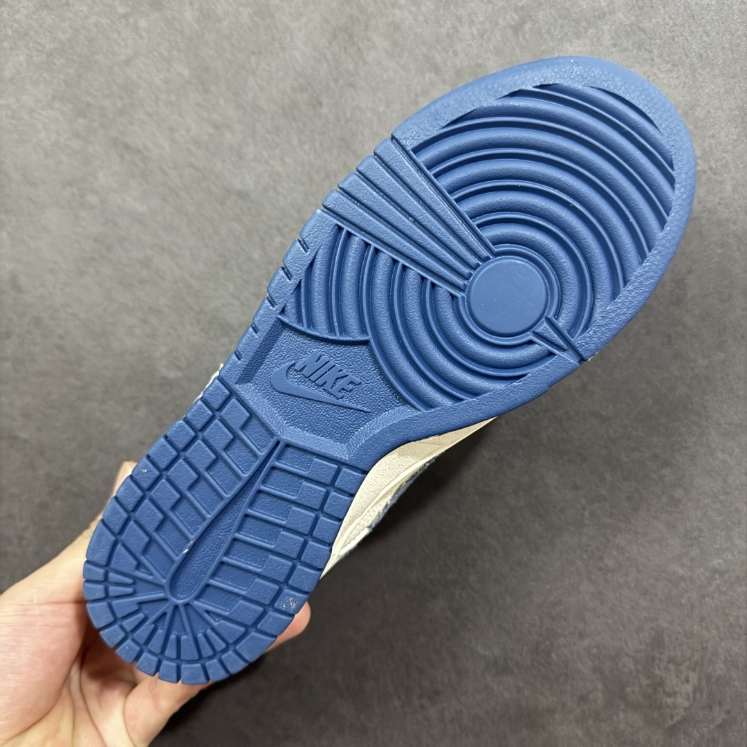 图片[9]-【定制版】Supreme x Nike Dunk SB Low Sup x 耐克 SB 低帮 白蓝牛仔勾 鞋身整体以米白色皮革打造，搭配米白色框架覆盖层，使鞋款十分百搭，鞋身两侧Swoosh Logo采用蓝色牛仔点缀，后跟装饰片辅以白色皮革制作，鞋舌是网布材料以及Supreme字样呈现，整体就是小白鞋设计，鞋头处侧边双迷你Swoosh Logo分别采用红色、蓝色刺绣点缀，后跟印有Supreme字样，彰显联名身份；最后以米白色中底搭配蓝色橡胶外底完善整体设计收尾。 货号：JP1628-016 尺码：36 36.5 37.5 38 38.5 39 40 40.5 41 42 42.5 43 44 44.5 45 编码：HXSB330340-选品中心
