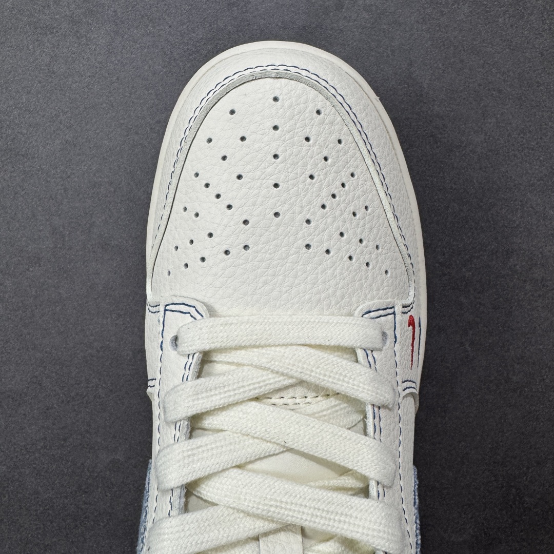 图片[8]-【定制版】Supreme x Nike Dunk SB Low Sup x 耐克 SB 低帮 白蓝牛仔勾 鞋身整体以米白色皮革打造，搭配米白色框架覆盖层，使鞋款十分百搭，鞋身两侧Swoosh Logo采用蓝色牛仔点缀，后跟装饰片辅以白色皮革制作，鞋舌是网布材料以及Supreme字样呈现，整体就是小白鞋设计，鞋头处侧边双迷你Swoosh Logo分别采用红色、蓝色刺绣点缀，后跟印有Supreme字样，彰显联名身份；最后以米白色中底搭配蓝色橡胶外底完善整体设计收尾。 货号：JP1628-016 尺码：36 36.5 37.5 38 38.5 39 40 40.5 41 42 42.5 43 44 44.5 45 编码：HXSB330340-选品中心