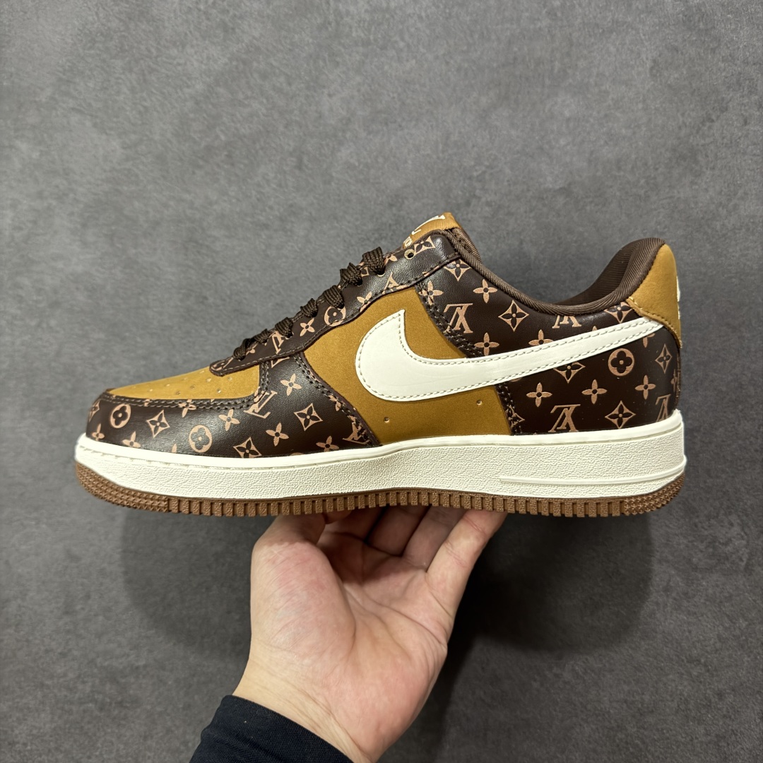 图片[2]-【公司级】NIke Air Force 1 \’07 Low “LV联名——经典棕花纹”空军一号 低帮 运动鞋 休闲鞋 折边针车 工艺难度大 原楦头原纸板 原装鞋盒 定制五金配件 内置全掌气垫 原厂鞋底 货号：XL1979-104 尺码：36 36.5 37.5 38 38.5 39 40 40.5 41 42 42.5 43 44 44.5 45 编码：HXSA310320-选品中心