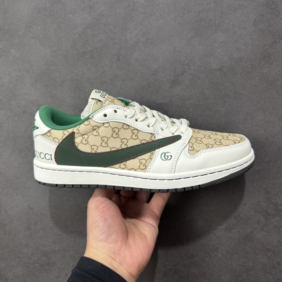 【定制版】Gucci x Travis Scott x Air Jordan 1 Low 古驰古奇 x AJ1 低帮 白绿帆布倒钩 AJ1 乔丹1代 aj1 乔1 低邦 白绿帆布倒勾联名 乔丹篮球鞋系列 鞋身整体以卡其色帆布为底搭配白色皮革框架覆盖层，标志性的反钩Swoosh Logo采用绿色呈现，内侧则辅以绿色Swoosh Logo点缀，鞋舌等多处TS标志性元素均得以保留；鞋舌上以GG及Gucci字样呈现，后跟的Jack厂牌标志以及Wings Logo均采用绿色缝线打造，后跟印有Gucci字样，彰显联名身份；最后以白色中底搭配黑色橡胶外底完善整体设计收尾。 货号：DZ5899-003 尺码：36 36.5 37.5 38 38.5 39 40 40.5 41 42 42.5 43 44 44.5 45 编码：HXSB330340-选品中心