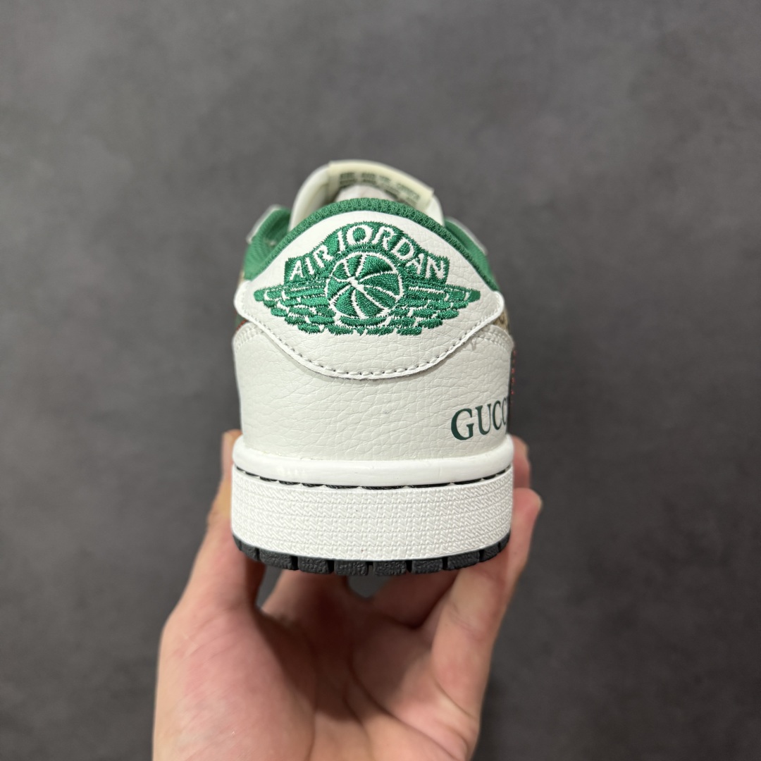 图片[4]-【定制版】Gucci x Travis Scott x Air Jordan 1 Low 古驰古奇 x AJ1 低帮 白绿帆布倒钩 AJ1 乔丹1代 aj1 乔1 低邦 白绿帆布倒勾联名 乔丹篮球鞋系列 鞋身整体以卡其色帆布为底搭配白色皮革框架覆盖层，标志性的反钩Swoosh Logo采用绿色呈现，内侧则辅以绿色Swoosh Logo点缀，鞋舌等多处TS标志性元素均得以保留；鞋舌上以GG及Gucci字样呈现，后跟的Jack厂牌标志以及Wings Logo均采用绿色缝线打造，后跟印有Gucci字样，彰显联名身份；最后以白色中底搭配黑色橡胶外底完善整体设计收尾。 货号：DZ5899-003 尺码：36 36.5 37.5 38 38.5 39 40 40.5 41 42 42.5 43 44 44.5 45 编码：HXSB330340-选品中心