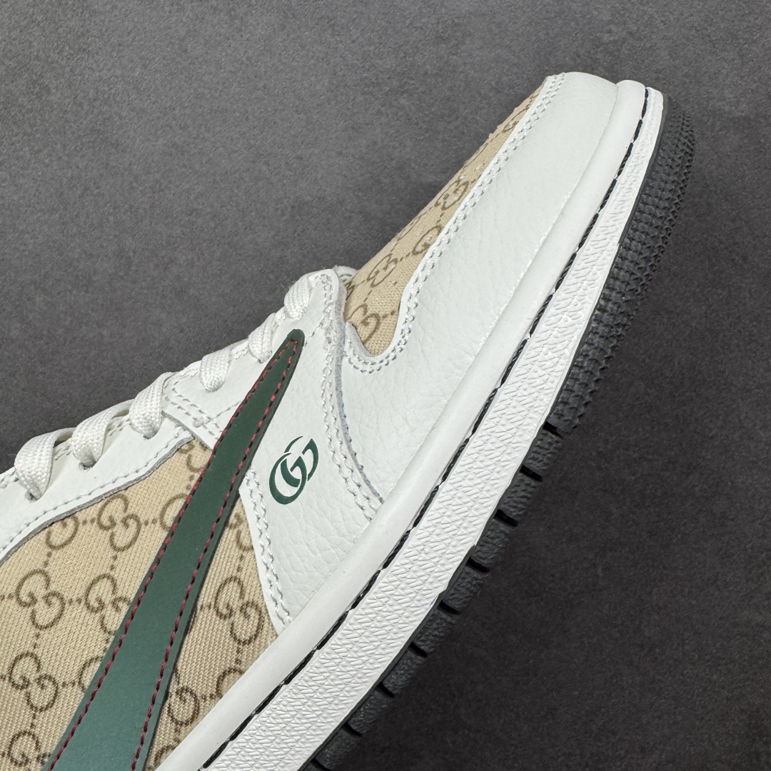 图片[5]-【定制版】Gucci x Travis Scott x Air Jordan 1 Low 古驰古奇 x AJ1 低帮 白绿帆布倒钩 AJ1 乔丹1代 aj1 乔1 低邦 白绿帆布倒勾联名 乔丹篮球鞋系列 鞋身整体以卡其色帆布为底搭配白色皮革框架覆盖层，标志性的反钩Swoosh Logo采用绿色呈现，内侧则辅以绿色Swoosh Logo点缀，鞋舌等多处TS标志性元素均得以保留；鞋舌上以GG及Gucci字样呈现，后跟的Jack厂牌标志以及Wings Logo均采用绿色缝线打造，后跟印有Gucci字样，彰显联名身份；最后以白色中底搭配黑色橡胶外底完善整体设计收尾。 货号：DZ5899-003 尺码：36 36.5 37.5 38 38.5 39 40 40.5 41 42 42.5 43 44 44.5 45 编码：HXSB330340-选品中心