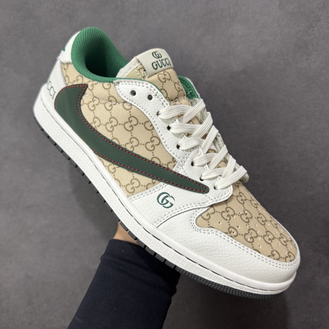 图片[3]-【定制版】Gucci x Travis Scott x Air Jordan 1 Low 古驰古奇 x AJ1 低帮 白绿帆布倒钩 AJ1 乔丹1代 aj1 乔1 低邦 白绿帆布倒勾联名 乔丹篮球鞋系列 鞋身整体以卡其色帆布为底搭配白色皮革框架覆盖层，标志性的反钩Swoosh Logo采用绿色呈现，内侧则辅以绿色Swoosh Logo点缀，鞋舌等多处TS标志性元素均得以保留；鞋舌上以GG及Gucci字样呈现，后跟的Jack厂牌标志以及Wings Logo均采用绿色缝线打造，后跟印有Gucci字样，彰显联名身份；最后以白色中底搭配黑色橡胶外底完善整体设计收尾。 货号：DZ5899-003 尺码：36 36.5 37.5 38 38.5 39 40 40.5 41 42 42.5 43 44 44.5 45 编码：HXSB330340-选品中心