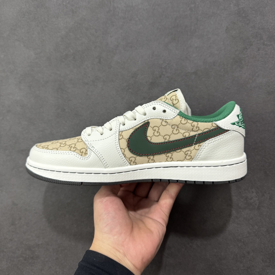 图片[2]-【定制版】Gucci x Travis Scott x Air Jordan 1 Low 古驰古奇 x AJ1 低帮 白绿帆布倒钩 AJ1 乔丹1代 aj1 乔1 低邦 白绿帆布倒勾联名 乔丹篮球鞋系列 鞋身整体以卡其色帆布为底搭配白色皮革框架覆盖层，标志性的反钩Swoosh Logo采用绿色呈现，内侧则辅以绿色Swoosh Logo点缀，鞋舌等多处TS标志性元素均得以保留；鞋舌上以GG及Gucci字样呈现，后跟的Jack厂牌标志以及Wings Logo均采用绿色缝线打造，后跟印有Gucci字样，彰显联名身份；最后以白色中底搭配黑色橡胶外底完善整体设计收尾。 货号：DZ5899-003 尺码：36 36.5 37.5 38 38.5 39 40 40.5 41 42 42.5 43 44 44.5 45 编码：HXSB330340-选品中心