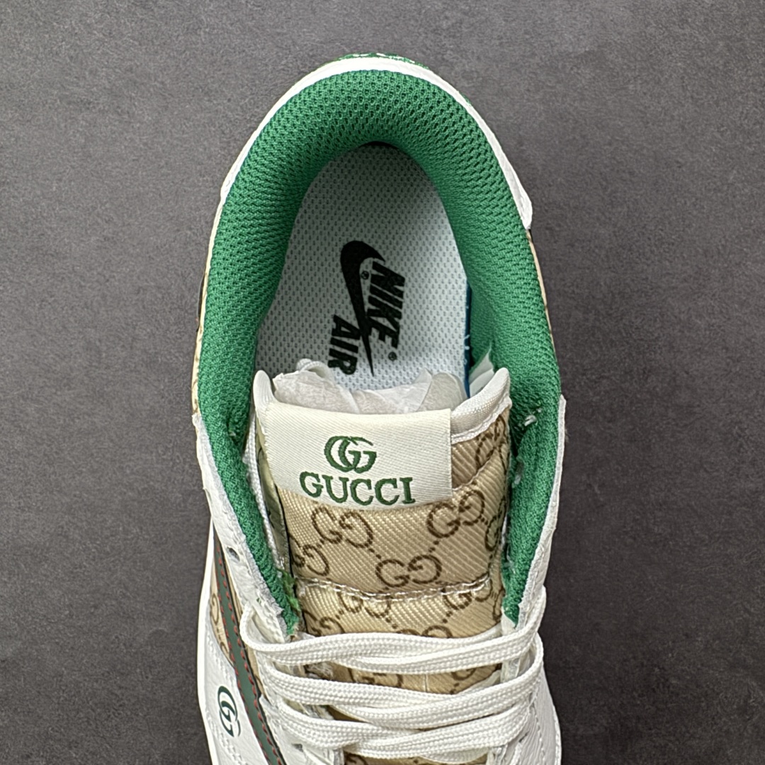 图片[7]-【定制版】Gucci x Travis Scott x Air Jordan 1 Low 古驰古奇 x AJ1 低帮 白绿帆布倒钩 AJ1 乔丹1代 aj1 乔1 低邦 白绿帆布倒勾联名 乔丹篮球鞋系列 鞋身整体以卡其色帆布为底搭配白色皮革框架覆盖层，标志性的反钩Swoosh Logo采用绿色呈现，内侧则辅以绿色Swoosh Logo点缀，鞋舌等多处TS标志性元素均得以保留；鞋舌上以GG及Gucci字样呈现，后跟的Jack厂牌标志以及Wings Logo均采用绿色缝线打造，后跟印有Gucci字样，彰显联名身份；最后以白色中底搭配黑色橡胶外底完善整体设计收尾。 货号：DZ5899-003 尺码：36 36.5 37.5 38 38.5 39 40 40.5 41 42 42.5 43 44 44.5 45 编码：HXSB330340-选品中心
