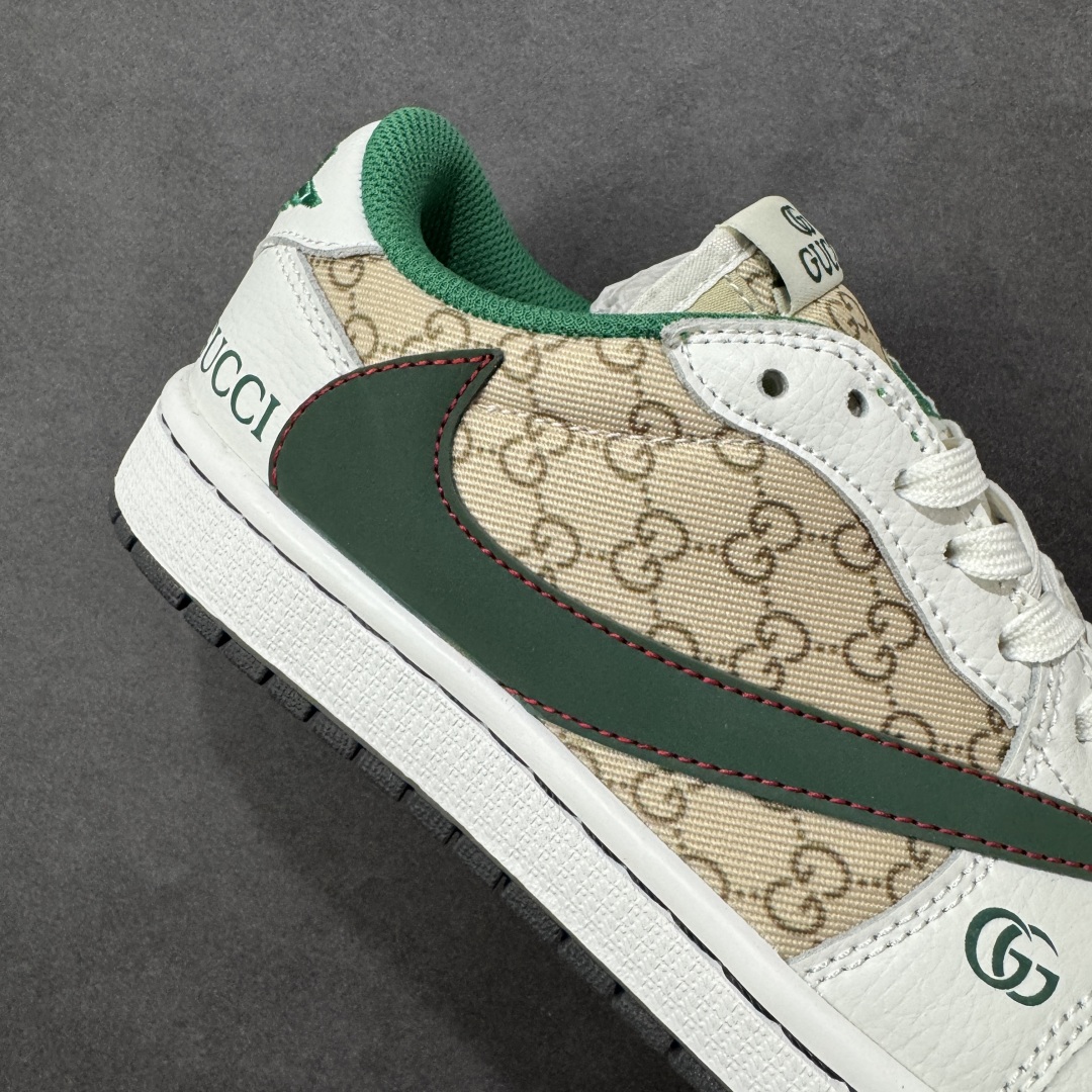 图片[6]-【定制版】Gucci x Travis Scott x Air Jordan 1 Low 古驰古奇 x AJ1 低帮 白绿帆布倒钩 AJ1 乔丹1代 aj1 乔1 低邦 白绿帆布倒勾联名 乔丹篮球鞋系列 鞋身整体以卡其色帆布为底搭配白色皮革框架覆盖层，标志性的反钩Swoosh Logo采用绿色呈现，内侧则辅以绿色Swoosh Logo点缀，鞋舌等多处TS标志性元素均得以保留；鞋舌上以GG及Gucci字样呈现，后跟的Jack厂牌标志以及Wings Logo均采用绿色缝线打造，后跟印有Gucci字样，彰显联名身份；最后以白色中底搭配黑色橡胶外底完善整体设计收尾。 货号：DZ5899-003 尺码：36 36.5 37.5 38 38.5 39 40 40.5 41 42 42.5 43 44 44.5 45 编码：HXSB330340-选品中心