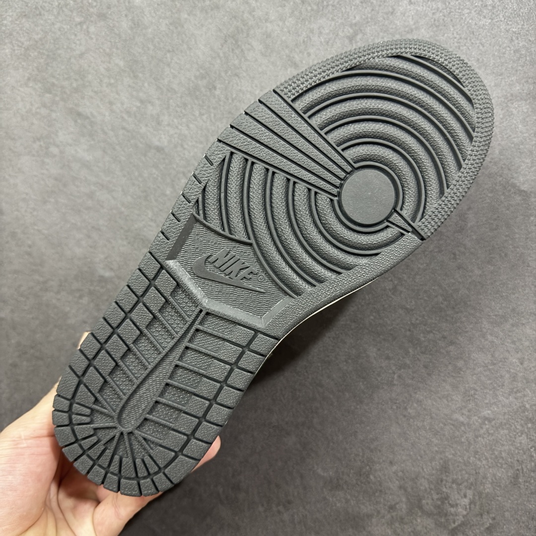 图片[9]-【定制版】Gucci x Travis Scott x Air Jordan 1 Low 古驰古奇 x AJ1 低帮 白绿帆布倒钩 AJ1 乔丹1代 aj1 乔1 低邦 白绿帆布倒勾联名 乔丹篮球鞋系列 鞋身整体以卡其色帆布为底搭配白色皮革框架覆盖层，标志性的反钩Swoosh Logo采用绿色呈现，内侧则辅以绿色Swoosh Logo点缀，鞋舌等多处TS标志性元素均得以保留；鞋舌上以GG及Gucci字样呈现，后跟的Jack厂牌标志以及Wings Logo均采用绿色缝线打造，后跟印有Gucci字样，彰显联名身份；最后以白色中底搭配黑色橡胶外底完善整体设计收尾。 货号：DZ5899-003 尺码：36 36.5 37.5 38 38.5 39 40 40.5 41 42 42.5 43 44 44.5 45 编码：HXSB330340-选品中心