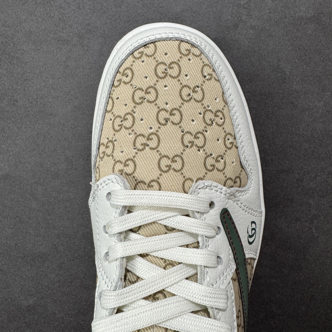 图片[8]-【定制版】Gucci x Travis Scott x Air Jordan 1 Low 古驰古奇 x AJ1 低帮 白绿帆布倒钩 AJ1 乔丹1代 aj1 乔1 低邦 白绿帆布倒勾联名 乔丹篮球鞋系列 鞋身整体以卡其色帆布为底搭配白色皮革框架覆盖层，标志性的反钩Swoosh Logo采用绿色呈现，内侧则辅以绿色Swoosh Logo点缀，鞋舌等多处TS标志性元素均得以保留；鞋舌上以GG及Gucci字样呈现，后跟的Jack厂牌标志以及Wings Logo均采用绿色缝线打造，后跟印有Gucci字样，彰显联名身份；最后以白色中底搭配黑色橡胶外底完善整体设计收尾。 货号：DZ5899-003 尺码：36 36.5 37.5 38 38.5 39 40 40.5 41 42 42.5 43 44 44.5 45 编码：HXSB330340-选品中心