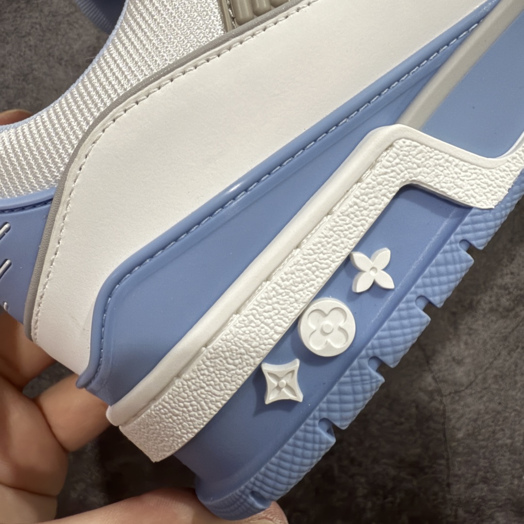 图片[3]-【专柜版/海淘代购版】 现货当天可取 LV Trainer系列高奢运动鞋 白蓝 新款芯片顶级 潮人必备单品 同步ZP官网空胶工艺 鞋舌、挂饰均镶嵌NFC芯片感应装置 正确胶片断点式设计 中底正确还原原版油印字母比例 1：1原楦格板、楦头、刀磨全新升级！ 独家订制顶级压纹麂皮 原版开模TPU大底 质感原版一致 垫脚聚米微料加透气英伦网布 披靡市场任何版本！细节完美呈现！ 代购指定版本 全新升级最新双盒包装 扫码秒进官网！ 全套包装配件同比原版 尺码： 38-46-选品中心