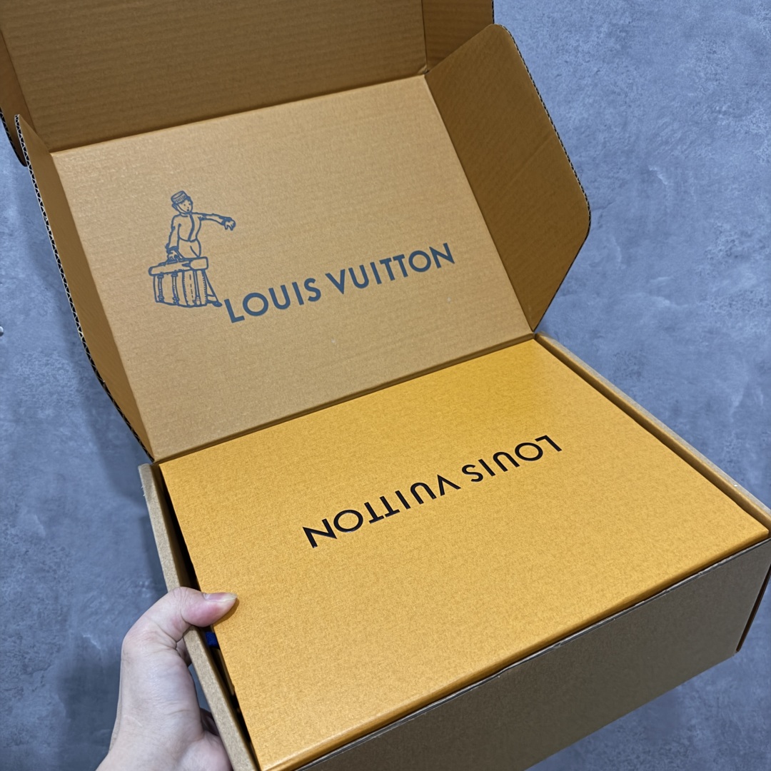 图片[9]-【专柜版/海淘代购版】 现货当天可取 LV Trainer系列高奢运动鞋 白蓝 新款芯片顶级 潮人必备单品 同步ZP官网空胶工艺 鞋舌、挂饰均镶嵌NFC芯片感应装置 正确胶片断点式设计 中底正确还原原版油印字母比例 1：1原楦格板、楦头、刀磨全新升级！ 独家订制顶级压纹麂皮 原版开模TPU大底 质感原版一致 垫脚聚米微料加透气英伦网布 披靡市场任何版本！细节完美呈现！ 代购指定版本 全新升级最新双盒包装 扫码秒进官网！ 全套包装配件同比原版 尺码： 38-46-选品中心