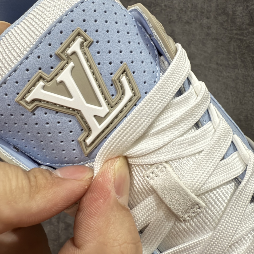图片[6]-【专柜版/海淘代购版】 现货当天可取 LV Trainer系列高奢运动鞋 白蓝 新款芯片顶级 潮人必备单品 同步ZP官网空胶工艺 鞋舌、挂饰均镶嵌NFC芯片感应装置 正确胶片断点式设计 中底正确还原原版油印字母比例 1：1原楦格板、楦头、刀磨全新升级！ 独家订制顶级压纹麂皮 原版开模TPU大底 质感原版一致 垫脚聚米微料加透气英伦网布 披靡市场任何版本！细节完美呈现！ 代购指定版本 全新升级最新双盒包装 扫码秒进官网！ 全套包装配件同比原版 尺码： 38-46-选品中心