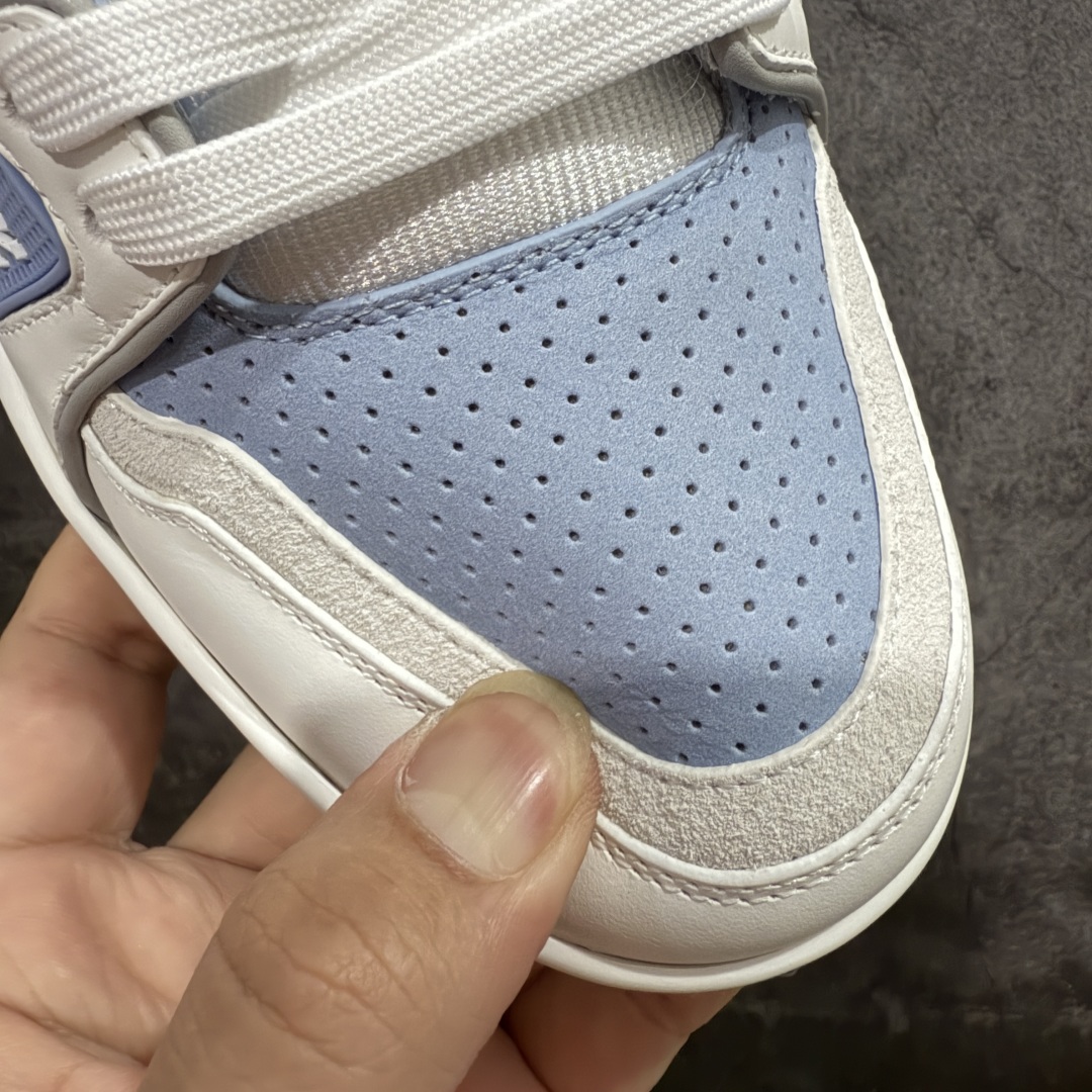 图片[5]-【专柜版/海淘代购版】 现货当天可取 LV Trainer系列高奢运动鞋 白蓝 新款芯片顶级 潮人必备单品 同步ZP官网空胶工艺 鞋舌、挂饰均镶嵌NFC芯片感应装置 正确胶片断点式设计 中底正确还原原版油印字母比例 1：1原楦格板、楦头、刀磨全新升级！ 独家订制顶级压纹麂皮 原版开模TPU大底 质感原版一致 垫脚聚米微料加透气英伦网布 披靡市场任何版本！细节完美呈现！ 代购指定版本 全新升级最新双盒包装 扫码秒进官网！ 全套包装配件同比原版 尺码： 38-46-选品中心