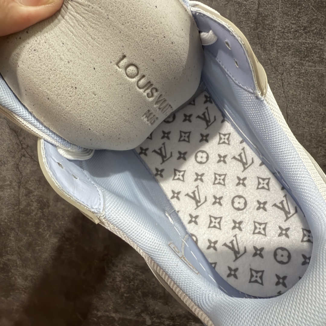 图片[8]-【专柜版/海淘代购版】 现货当天可取 LV Trainer系列高奢运动鞋 白蓝 新款芯片顶级 潮人必备单品 同步ZP官网空胶工艺 鞋舌、挂饰均镶嵌NFC芯片感应装置 正确胶片断点式设计 中底正确还原原版油印字母比例 1：1原楦格板、楦头、刀磨全新升级！ 独家订制顶级压纹麂皮 原版开模TPU大底 质感原版一致 垫脚聚米微料加透气英伦网布 披靡市场任何版本！细节完美呈现！ 代购指定版本 全新升级最新双盒包装 扫码秒进官网！ 全套包装配件同比原版 尺码： 38-46-选品中心