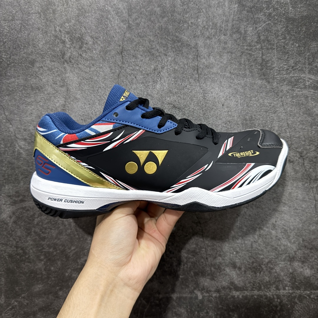 【外贸版】YONEX尤尼克斯 BADMINTON SHOES 织物合成革 舒适透气防滑低帮羽毛球鞋 加宽楦设计，上脚体验更佳，采用动力垫+设计，减震蓄能，保护脚踝;人体工程防撞鞋头，保护脚趾;鞋底采用放射状桨翼大底，提升全方位的防滑性，抓地力更强;大底采用石墨碳素板设计，增强鞋底支撑;网面透气孔设计，增强鞋内热量释放。 尺码：36-45-选品中心