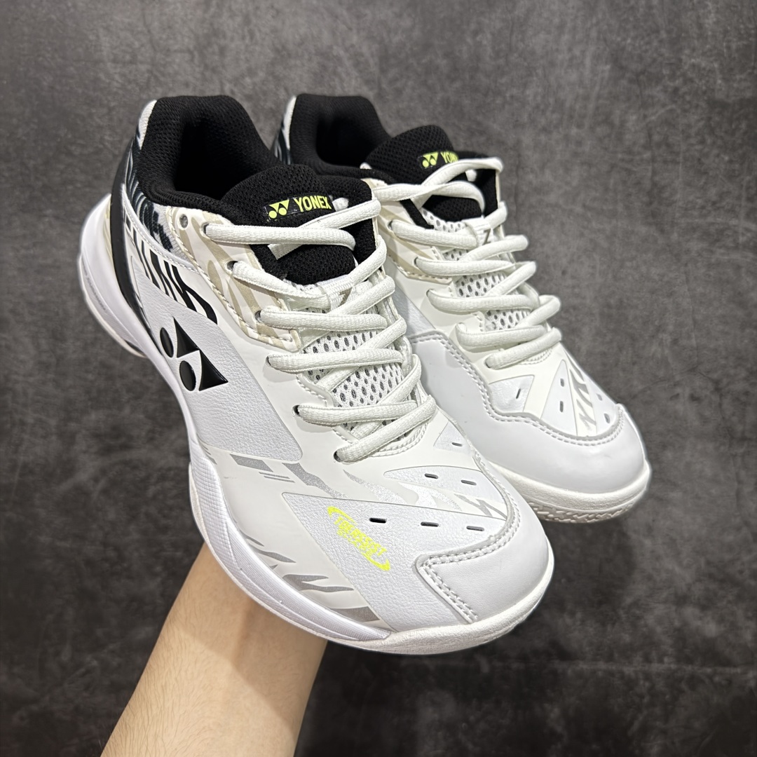 【外贸版】YONEX尤尼克斯 BADMINTON SHOES 织物合成革 舒适透气防滑低帮羽毛球鞋 加宽楦设计,上脚体验更佳,采用动力垫+设计,减震蓄能,保护脚踝;人体工程防撞鞋头,保护脚趾;鞋底采用放射状桨翼大底,提升全方位的防滑性,抓地力更强;大底采用石墨碳素板设计,增强鞋底支撑;网面透气孔设计,增强鞋内热量释放。 尺码:36-45-选品中心