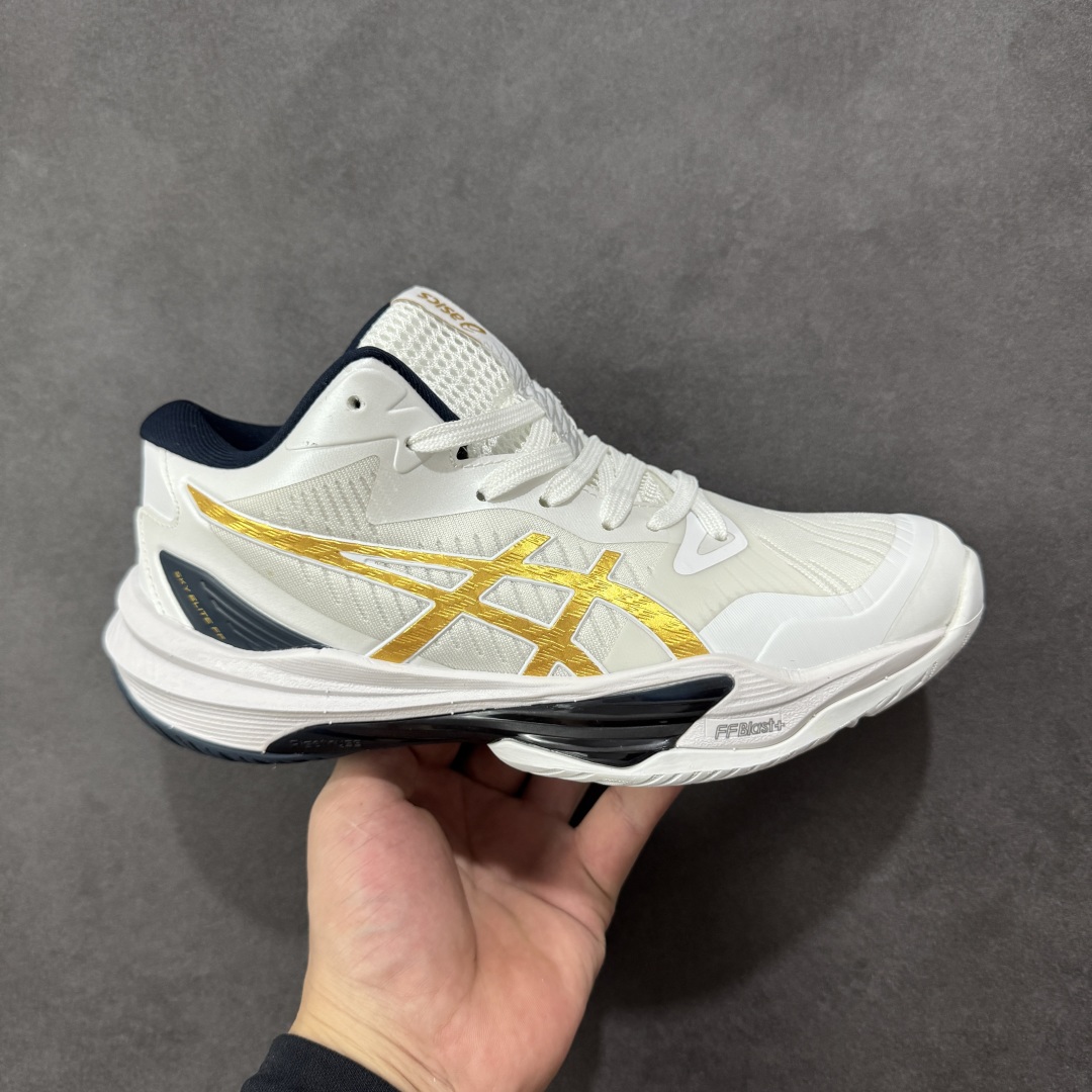 【公司级】Asics Sky Elite FF 3 亚瑟士舒适百搭 中帮 排球训练鞋 男女款 白金 一款专为排球运动员设计的高性能运动鞋。中底采用亚瑟士独家的ff blast+发泡材质,不仅强化了回弹性能,还让触地体验更加柔软。这种材料在提供充足缓震的同时,还能帮助运动员更有效地利用地面反作用力,从而增强弹跳力。为了提升运动时的稳定性,Asics Sky Elite FF 3排球鞋内置了巨型树脂支撑片risetruss。这一设计能够防止脚部在快速移动或跳跃时发生扭转,让运动员能够更自信地应对各种动作。鞋底采用耐磨橡胶材质,这种材料具有出色的耐磨性和抓地力。无论是在室内木地板还是室外场地,Asics Sky Elite FF 3排球鞋都能提供稳定的支撑和抓地效果。鞋面材料经过精心挑选,既保证了足够的强度,又具有良好的透气性。这样,运动员在运动过程中就能保持脚部的干爽和舒适。Asics Sky Elite FF 3排球鞋凭借其出色的科技亮点、设计特点和适用场景与人群,成为了一款备受排球运动员青睐的高性能运动鞋。 货号:1051A084-102 尺码:36 37 37.5 38 39 39.5 40 40.5 41.5 42 42.5 43.5 44 44.5 45 46 编码:GLB250260-选品中心