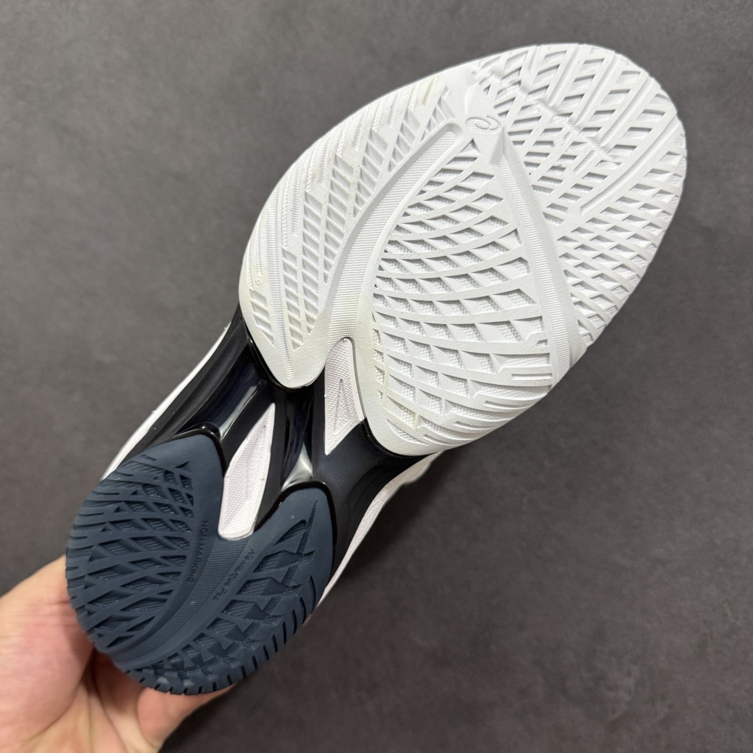图片[9]-【公司级】Asics Sky Elite FF 3 亚瑟士舒适百搭 中帮 排球训练鞋 男女款 白金 一款专为排球运动员设计的高性能运动鞋。中底采用亚瑟士独家的ff blast+发泡材质，不仅强化了回弹性能，还让触地体验更加柔软。这种材料在提供充足缓震的同时，还能帮助运动员更有效地利用地面反作用力，从而增强弹跳力。为了提升运动时的稳定性，Asics Sky Elite FF 3排球鞋内置了巨型树脂支撑片risetruss。这一设计能够防止脚部在快速移动或跳跃时发生扭转，让运动员能够更自信地应对各种动作。鞋底采用耐磨橡胶材质，这种材料具有出色的耐磨性和抓地力。无论是在室内木地板还是室外场地，Asics Sky Elite FF 3排球鞋都能提供稳定的支撑和抓地效果。鞋面材料经过精心挑选，既保证了足够的强度，又具有良好的透气性。这样，运动员在运动过程中就能保持脚部的干爽和舒适。Asics Sky Elite FF 3排球鞋凭借其出色的科技亮点、设计特点和适用场景与人群，成为了一款备受排球运动员青睐的高性能运动鞋。 货号：1051A084-102 尺码：36 37 37.5 38 39 39.5 40 40.5 41.5 42 42.5 43.5 44 44.5 45 46 编码：GLB250260-选品中心
