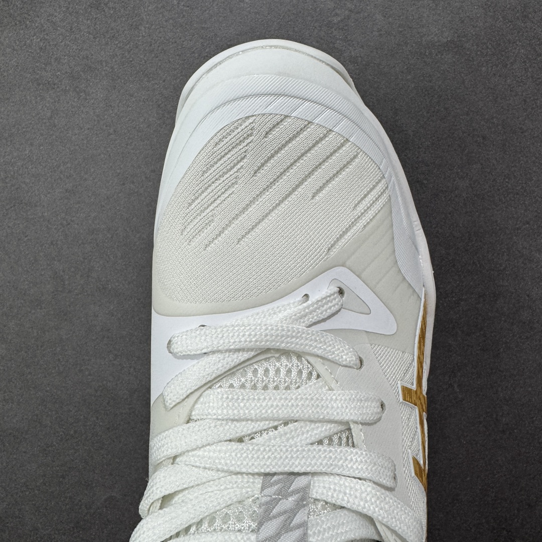 图片[8]-【公司级】Asics Sky Elite FF 3 亚瑟士舒适百搭 中帮 排球训练鞋 男女款 白金 一款专为排球运动员设计的高性能运动鞋。中底采用亚瑟士独家的ff blast+发泡材质，不仅强化了回弹性能，还让触地体验更加柔软。这种材料在提供充足缓震的同时，还能帮助运动员更有效地利用地面反作用力，从而增强弹跳力。为了提升运动时的稳定性，Asics Sky Elite FF 3排球鞋内置了巨型树脂支撑片risetruss。这一设计能够防止脚部在快速移动或跳跃时发生扭转，让运动员能够更自信地应对各种动作。鞋底采用耐磨橡胶材质，这种材料具有出色的耐磨性和抓地力。无论是在室内木地板还是室外场地，Asics Sky Elite FF 3排球鞋都能提供稳定的支撑和抓地效果。鞋面材料经过精心挑选，既保证了足够的强度，又具有良好的透气性。这样，运动员在运动过程中就能保持脚部的干爽和舒适。Asics Sky Elite FF 3排球鞋凭借其出色的科技亮点、设计特点和适用场景与人群，成为了一款备受排球运动员青睐的高性能运动鞋。 货号：1051A084-102 尺码：36 37 37.5 38 39 39.5 40 40.5 41.5 42 42.5 43.5 44 44.5 45 46 编码：GLB250260-选品中心