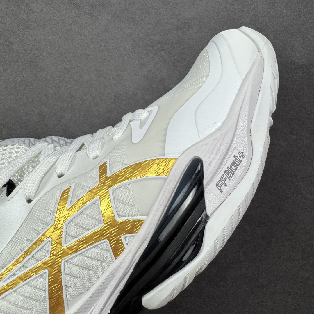 图片[5]-【公司级】Asics Sky Elite FF 3 亚瑟士舒适百搭 中帮 排球训练鞋 男女款 白金 一款专为排球运动员设计的高性能运动鞋。中底采用亚瑟士独家的ff blast+发泡材质，不仅强化了回弹性能，还让触地体验更加柔软。这种材料在提供充足缓震的同时，还能帮助运动员更有效地利用地面反作用力，从而增强弹跳力。为了提升运动时的稳定性，Asics Sky Elite FF 3排球鞋内置了巨型树脂支撑片risetruss。这一设计能够防止脚部在快速移动或跳跃时发生扭转，让运动员能够更自信地应对各种动作。鞋底采用耐磨橡胶材质，这种材料具有出色的耐磨性和抓地力。无论是在室内木地板还是室外场地，Asics Sky Elite FF 3排球鞋都能提供稳定的支撑和抓地效果。鞋面材料经过精心挑选，既保证了足够的强度，又具有良好的透气性。这样，运动员在运动过程中就能保持脚部的干爽和舒适。Asics Sky Elite FF 3排球鞋凭借其出色的科技亮点、设计特点和适用场景与人群，成为了一款备受排球运动员青睐的高性能运动鞋。 货号：1051A084-102 尺码：36 37 37.5 38 39 39.5 40 40.5 41.5 42 42.5 43.5 44 44.5 45 46 编码：GLB250260-选品中心