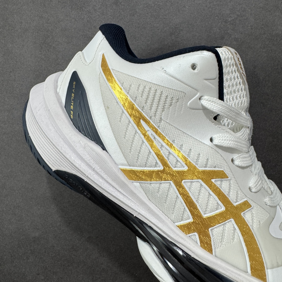图片[6]-【公司级】Asics Sky Elite FF 3 亚瑟士舒适百搭 中帮 排球训练鞋 男女款 白金 一款专为排球运动员设计的高性能运动鞋。中底采用亚瑟士独家的ff blast+发泡材质，不仅强化了回弹性能，还让触地体验更加柔软。这种材料在提供充足缓震的同时，还能帮助运动员更有效地利用地面反作用力，从而增强弹跳力。为了提升运动时的稳定性，Asics Sky Elite FF 3排球鞋内置了巨型树脂支撑片risetruss。这一设计能够防止脚部在快速移动或跳跃时发生扭转，让运动员能够更自信地应对各种动作。鞋底采用耐磨橡胶材质，这种材料具有出色的耐磨性和抓地力。无论是在室内木地板还是室外场地，Asics Sky Elite FF 3排球鞋都能提供稳定的支撑和抓地效果。鞋面材料经过精心挑选，既保证了足够的强度，又具有良好的透气性。这样，运动员在运动过程中就能保持脚部的干爽和舒适。Asics Sky Elite FF 3排球鞋凭借其出色的科技亮点、设计特点和适用场景与人群，成为了一款备受排球运动员青睐的高性能运动鞋。 货号：1051A084-102 尺码：36 37 37.5 38 39 39.5 40 40.5 41.5 42 42.5 43.5 44 44.5 45 46 编码：GLB250260-选品中心
