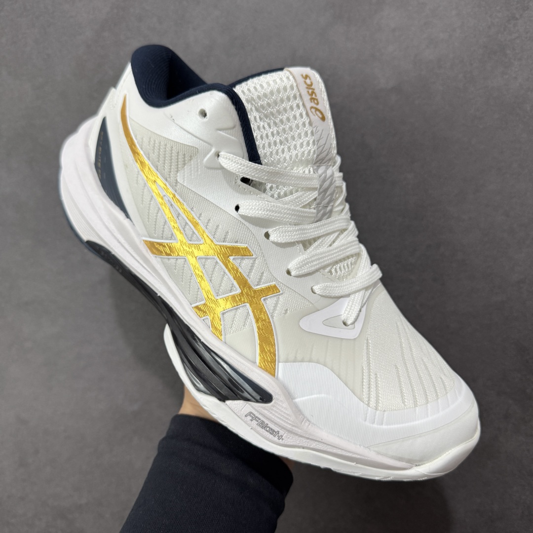 图片[3]-【公司级】Asics Sky Elite FF 3 亚瑟士舒适百搭 中帮 排球训练鞋 男女款 白金 一款专为排球运动员设计的高性能运动鞋。中底采用亚瑟士独家的ff blast+发泡材质，不仅强化了回弹性能，还让触地体验更加柔软。这种材料在提供充足缓震的同时，还能帮助运动员更有效地利用地面反作用力，从而增强弹跳力。为了提升运动时的稳定性，Asics Sky Elite FF 3排球鞋内置了巨型树脂支撑片risetruss。这一设计能够防止脚部在快速移动或跳跃时发生扭转，让运动员能够更自信地应对各种动作。鞋底采用耐磨橡胶材质，这种材料具有出色的耐磨性和抓地力。无论是在室内木地板还是室外场地，Asics Sky Elite FF 3排球鞋都能提供稳定的支撑和抓地效果。鞋面材料经过精心挑选，既保证了足够的强度，又具有良好的透气性。这样，运动员在运动过程中就能保持脚部的干爽和舒适。Asics Sky Elite FF 3排球鞋凭借其出色的科技亮点、设计特点和适用场景与人群，成为了一款备受排球运动员青睐的高性能运动鞋。 货号：1051A084-102 尺码：36 37 37.5 38 39 39.5 40 40.5 41.5 42 42.5 43.5 44 44.5 45 46 编码：GLB250260-选品中心