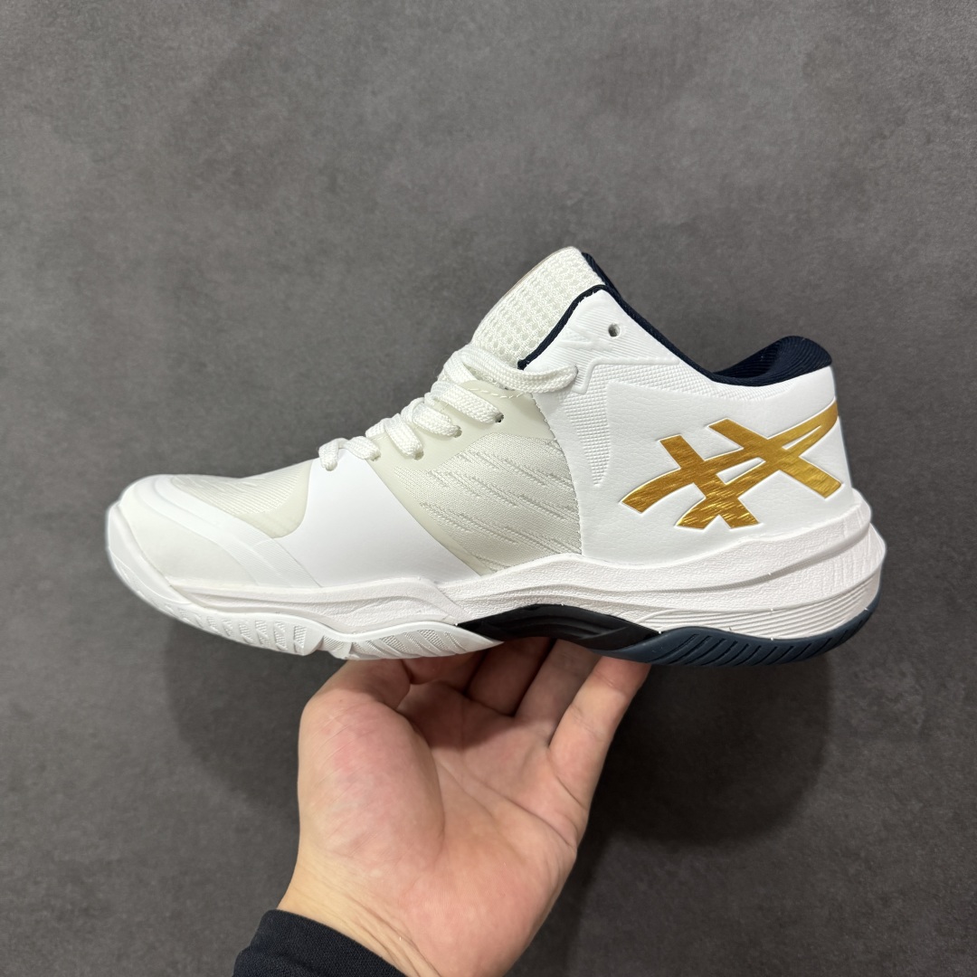 图片[2]-【公司级】Asics Sky Elite FF 3 亚瑟士舒适百搭 中帮 排球训练鞋 男女款 白金 一款专为排球运动员设计的高性能运动鞋。中底采用亚瑟士独家的ff blast+发泡材质，不仅强化了回弹性能，还让触地体验更加柔软。这种材料在提供充足缓震的同时，还能帮助运动员更有效地利用地面反作用力，从而增强弹跳力。为了提升运动时的稳定性，Asics Sky Elite FF 3排球鞋内置了巨型树脂支撑片risetruss。这一设计能够防止脚部在快速移动或跳跃时发生扭转，让运动员能够更自信地应对各种动作。鞋底采用耐磨橡胶材质，这种材料具有出色的耐磨性和抓地力。无论是在室内木地板还是室外场地，Asics Sky Elite FF 3排球鞋都能提供稳定的支撑和抓地效果。鞋面材料经过精心挑选，既保证了足够的强度，又具有良好的透气性。这样，运动员在运动过程中就能保持脚部的干爽和舒适。Asics Sky Elite FF 3排球鞋凭借其出色的科技亮点、设计特点和适用场景与人群，成为了一款备受排球运动员青睐的高性能运动鞋。 货号：1051A084-102 尺码：36 37 37.5 38 39 39.5 40 40.5 41.5 42 42.5 43.5 44 44.5 45 46 编码：GLB250260-选品中心