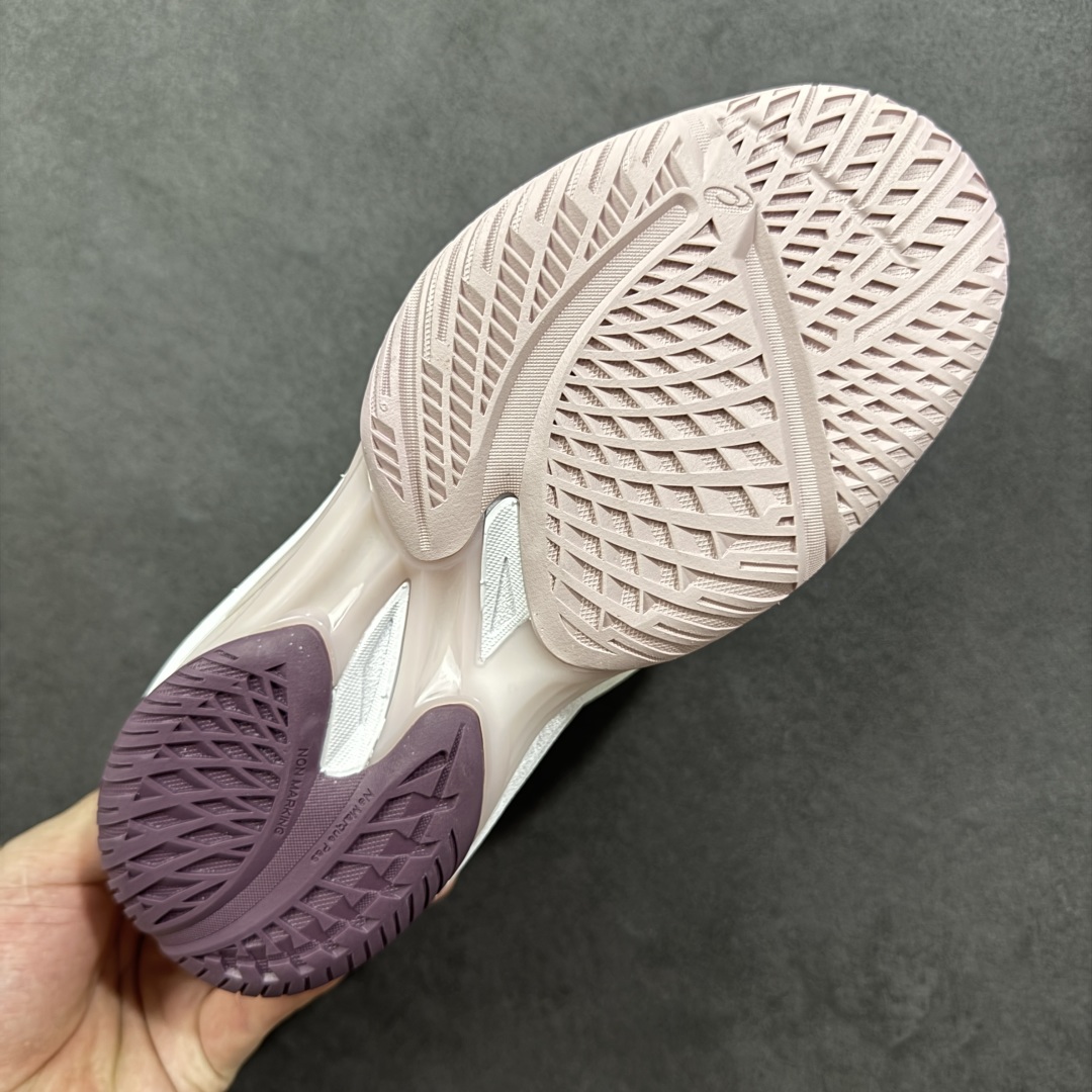 图片[9]-【公司级】Asics Sky Elite FF 3 亚瑟士 舒适百搭 中帮 排球训练鞋 男女款 白粉 一款专为排球运动员设计的高性能运动鞋。中底采用亚瑟士独家的ff blast+发泡材质，不仅强化了回弹性能，还让触地体验更加柔软。这种材料在提供充足缓震的同时，还能帮助运动员更有效地利用地面反作用力，从而增强弹跳力。为了提升运动时的稳定性，Asics Sky Elite FF 3排球鞋内置了巨型树脂支撑片risetruss。这一设计能够防止脚部在快速移动或跳跃时发生扭转，让运动员能够更自信地应对各种动作。鞋底采用耐磨橡胶材质，这种材料具有出色的耐磨性和抓地力。无论是在室内木地板还是室外场地，Asics Sky Elite FF 3排球鞋都能提供稳定的支撑和抓地效果。鞋面材料经过精心挑选，既保证了足够的强度，又具有良好的透气性。这样，运动员在运动过程中就能保持脚部的干爽和舒适。Asics Sky Elite FF 3排球鞋凭借其出色的科技亮点、设计特点和适用场景与人群，成为了一款备受排球运动员青睐的高性能运动鞋。 货号：1051A084-100 尺码：36 37 37.5 38 39 39.5 40-选品中心