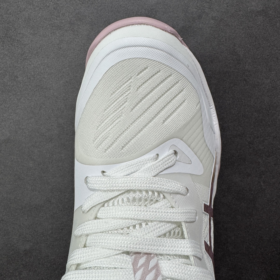 图片[8]-【公司级】Asics Sky Elite FF 3 亚瑟士 舒适百搭 中帮 排球训练鞋 男女款 白粉 一款专为排球运动员设计的高性能运动鞋。中底采用亚瑟士独家的ff blast+发泡材质，不仅强化了回弹性能，还让触地体验更加柔软。这种材料在提供充足缓震的同时，还能帮助运动员更有效地利用地面反作用力，从而增强弹跳力。为了提升运动时的稳定性，Asics Sky Elite FF 3排球鞋内置了巨型树脂支撑片risetruss。这一设计能够防止脚部在快速移动或跳跃时发生扭转，让运动员能够更自信地应对各种动作。鞋底采用耐磨橡胶材质，这种材料具有出色的耐磨性和抓地力。无论是在室内木地板还是室外场地，Asics Sky Elite FF 3排球鞋都能提供稳定的支撑和抓地效果。鞋面材料经过精心挑选，既保证了足够的强度，又具有良好的透气性。这样，运动员在运动过程中就能保持脚部的干爽和舒适。Asics Sky Elite FF 3排球鞋凭借其出色的科技亮点、设计特点和适用场景与人群，成为了一款备受排球运动员青睐的高性能运动鞋。 货号：1051A084-100 尺码：36 37 37.5 38 39 39.5 40-选品中心