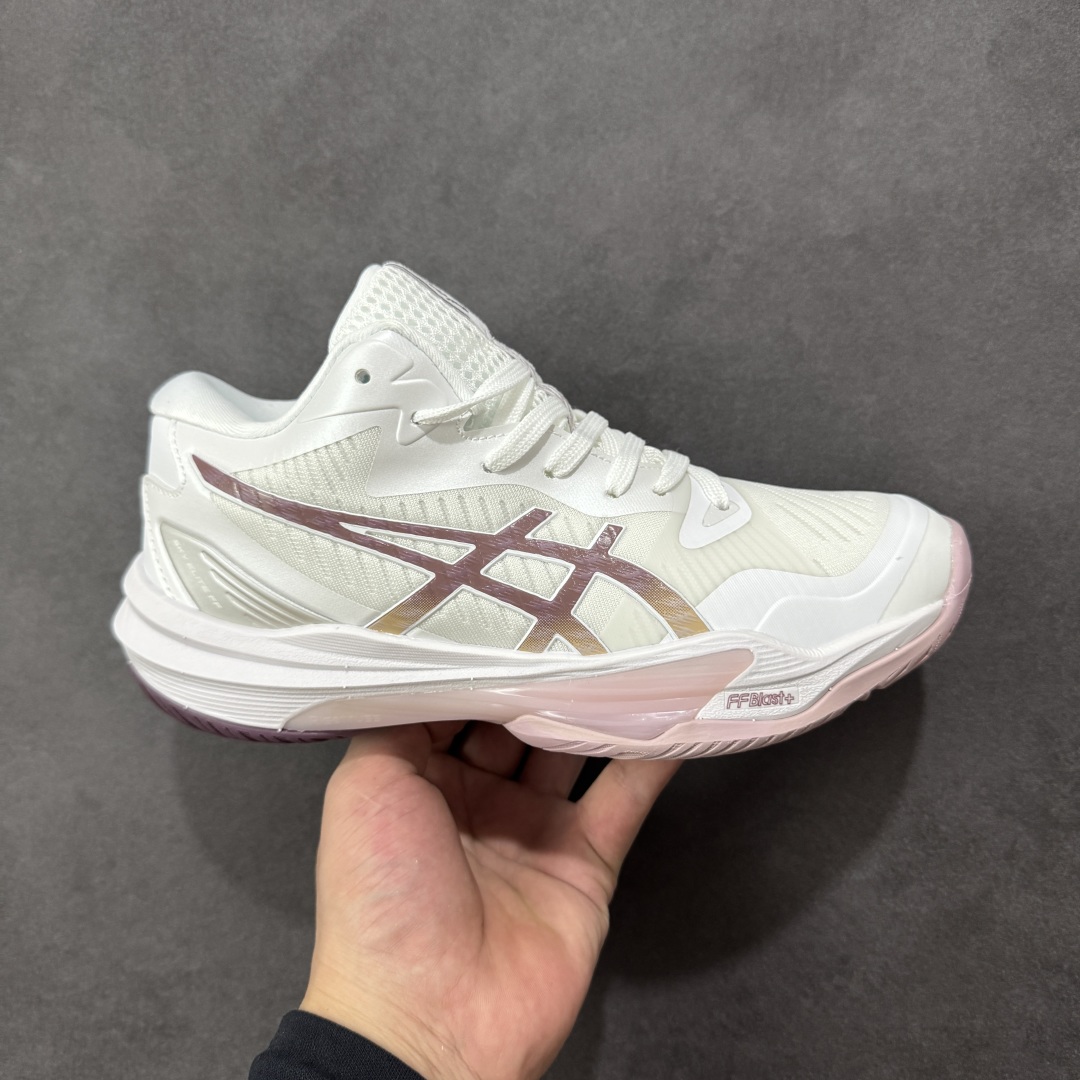 【公司级】Asics Sky Elite FF 3 亚瑟士 舒适百搭 中帮 排球训练鞋 男女款 白粉 一款专为排球运动员设计的高性能运动鞋。中底采用亚瑟士独家的ff blast+发泡材质,不仅强化了回弹性能,还让触地体验更加柔软。这种材料在提供充足缓震的同时,还能帮助运动员更有效地利用地面反作用力,从而增强弹跳力。为了提升运动时的稳定性,Asics Sky Elite FF 3排球鞋内置了巨型树脂支撑片risetruss。这一设计能够防止脚部在快速移动或跳跃时发生扭转,让运动员能够更自信地应对各种动作。鞋底采用耐磨橡胶材质,这种材料具有出色的耐磨性和抓地力。无论是在室内木地板还是室外场地,Asics Sky Elite FF 3排球鞋都能提供稳定的支撑和抓地效果。鞋面材料经过精心挑选,既保证了足够的强度,又具有良好的透气性。这样,运动员在运动过程中就能保持脚部的干爽和舒适。Asics Sky Elite FF 3排球鞋凭借其出色的科技亮点、设计特点和适用场景与人群,成为了一款备受排球运动员青睐的高性能运动鞋。 货号:1051A084-100 尺码:36 37 37.5 38 39 39.5 40-选品中心