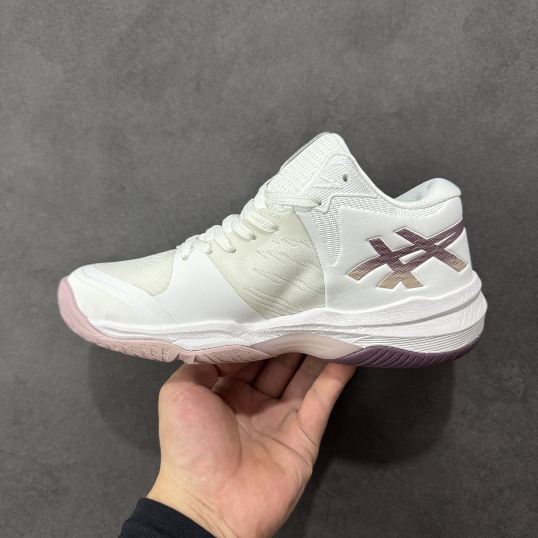 图片[2]-【公司级】Asics Sky Elite FF 3 亚瑟士 舒适百搭 中帮 排球训练鞋 男女款 白粉 一款专为排球运动员设计的高性能运动鞋。中底采用亚瑟士独家的ff blast+发泡材质，不仅强化了回弹性能，还让触地体验更加柔软。这种材料在提供充足缓震的同时，还能帮助运动员更有效地利用地面反作用力，从而增强弹跳力。为了提升运动时的稳定性，Asics Sky Elite FF 3排球鞋内置了巨型树脂支撑片risetruss。这一设计能够防止脚部在快速移动或跳跃时发生扭转，让运动员能够更自信地应对各种动作。鞋底采用耐磨橡胶材质，这种材料具有出色的耐磨性和抓地力。无论是在室内木地板还是室外场地，Asics Sky Elite FF 3排球鞋都能提供稳定的支撑和抓地效果。鞋面材料经过精心挑选，既保证了足够的强度，又具有良好的透气性。这样，运动员在运动过程中就能保持脚部的干爽和舒适。Asics Sky Elite FF 3排球鞋凭借其出色的科技亮点、设计特点和适用场景与人群，成为了一款备受排球运动员青睐的高性能运动鞋。 货号：1051A084-100 尺码：36 37 37.5 38 39 39.5 40-选品中心