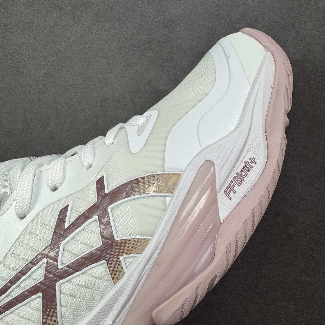 图片[5]-【公司级】Asics Sky Elite FF 3 亚瑟士 舒适百搭 中帮 排球训练鞋 男女款 白粉 一款专为排球运动员设计的高性能运动鞋。中底采用亚瑟士独家的ff blast+发泡材质，不仅强化了回弹性能，还让触地体验更加柔软。这种材料在提供充足缓震的同时，还能帮助运动员更有效地利用地面反作用力，从而增强弹跳力。为了提升运动时的稳定性，Asics Sky Elite FF 3排球鞋内置了巨型树脂支撑片risetruss。这一设计能够防止脚部在快速移动或跳跃时发生扭转，让运动员能够更自信地应对各种动作。鞋底采用耐磨橡胶材质，这种材料具有出色的耐磨性和抓地力。无论是在室内木地板还是室外场地，Asics Sky Elite FF 3排球鞋都能提供稳定的支撑和抓地效果。鞋面材料经过精心挑选，既保证了足够的强度，又具有良好的透气性。这样，运动员在运动过程中就能保持脚部的干爽和舒适。Asics Sky Elite FF 3排球鞋凭借其出色的科技亮点、设计特点和适用场景与人群，成为了一款备受排球运动员青睐的高性能运动鞋。 货号：1051A084-100 尺码：36 37 37.5 38 39 39.5 40-选品中心