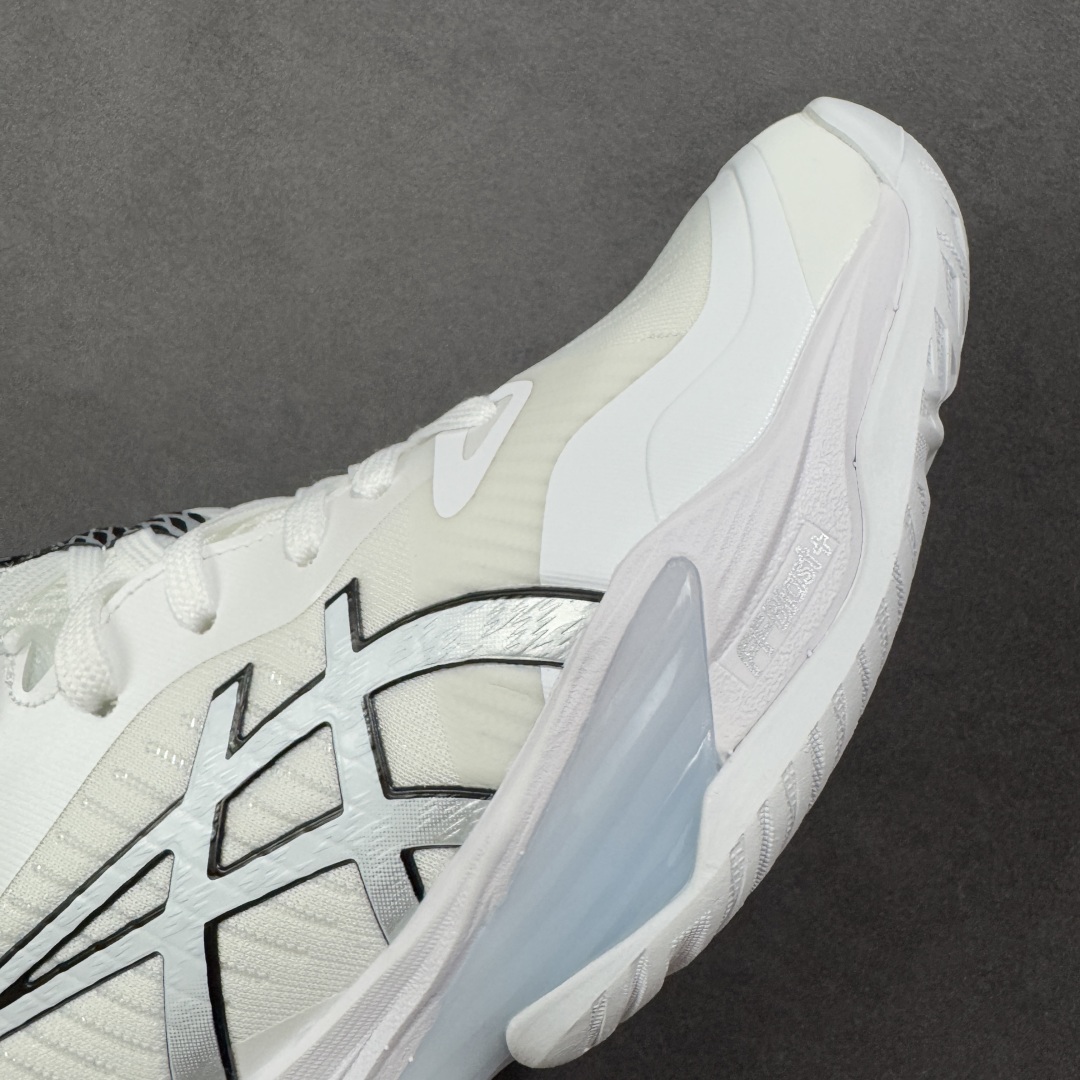 图片[5]-【公司级】Asics Sky Elite FF 3 亚瑟士 舒适百搭 中帮 排球训练鞋 男女款 白 一款专为排球运动员设计的高性能运动鞋。中底采用亚瑟士独家的ff blast+发泡材质，不仅强化了回弹性能，还让触地体验更加柔软。这种材料在提供充足缓震的同时，还能帮助运动员更有效地利用地面反作用力，从而增强弹跳力。为了提升运动时的稳定性，Asics Sky Elite FF 3排球鞋内置了巨型树脂支撑片risetruss。这一设计能够防止脚部在快速移动或跳跃时发生扭转，让运动员能够更自信地应对各种动作。鞋底采用耐磨橡胶材质，这种材料具有出色的耐磨性和抓地力。无论是在室内木地板还是室外场地，Asics Sky Elite FF 3排球鞋都能提供稳定的支撑和抓地效果。鞋面材料经过精心挑选，既保证了足够的强度，又具有良好的透气性。这样，运动员在运动过程中就能保持脚部的干爽和舒适。Asics Sky Elite FF 3排球鞋凭借其出色的科技亮点、设计特点和适用场景与人群，成为了一款备受排球运动员青睐的高性能运动鞋。 货号：1051A084-100 尺码：36 37 37.5 38 39 39.5 40 40.5 41.5 42 42.5 43.5 44 44.5 45 46 编码：GLB250260-选品中心