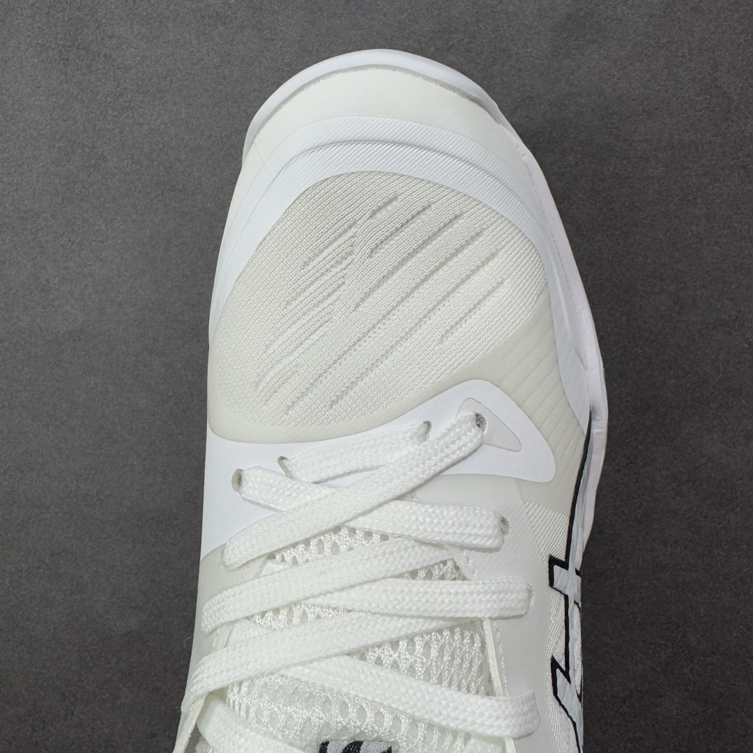 图片[8]-【公司级】Asics Sky Elite FF 3 亚瑟士 舒适百搭 中帮 排球训练鞋 男女款 白 一款专为排球运动员设计的高性能运动鞋。中底采用亚瑟士独家的ff blast+发泡材质，不仅强化了回弹性能，还让触地体验更加柔软。这种材料在提供充足缓震的同时，还能帮助运动员更有效地利用地面反作用力，从而增强弹跳力。为了提升运动时的稳定性，Asics Sky Elite FF 3排球鞋内置了巨型树脂支撑片risetruss。这一设计能够防止脚部在快速移动或跳跃时发生扭转，让运动员能够更自信地应对各种动作。鞋底采用耐磨橡胶材质，这种材料具有出色的耐磨性和抓地力。无论是在室内木地板还是室外场地，Asics Sky Elite FF 3排球鞋都能提供稳定的支撑和抓地效果。鞋面材料经过精心挑选，既保证了足够的强度，又具有良好的透气性。这样，运动员在运动过程中就能保持脚部的干爽和舒适。Asics Sky Elite FF 3排球鞋凭借其出色的科技亮点、设计特点和适用场景与人群，成为了一款备受排球运动员青睐的高性能运动鞋。 货号：1051A084-100 尺码：36 37 37.5 38 39 39.5 40 40.5 41.5 42 42.5 43.5 44 44.5 45 46 编码：GLB250260-选品中心
