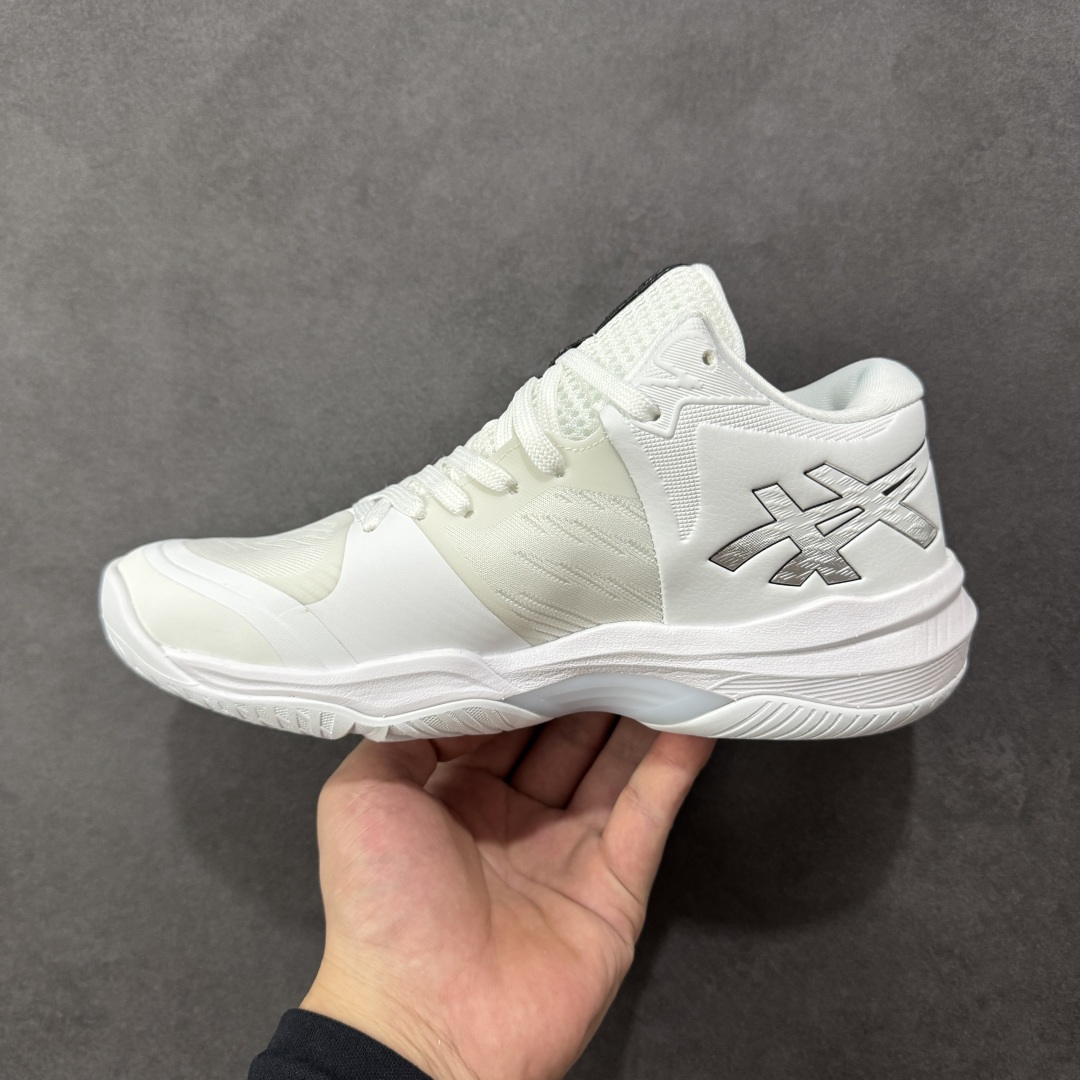 图片[2]-【公司级】Asics Sky Elite FF 3 亚瑟士 舒适百搭 中帮 排球训练鞋 男女款 白 一款专为排球运动员设计的高性能运动鞋。中底采用亚瑟士独家的ff blast+发泡材质，不仅强化了回弹性能，还让触地体验更加柔软。这种材料在提供充足缓震的同时，还能帮助运动员更有效地利用地面反作用力，从而增强弹跳力。为了提升运动时的稳定性，Asics Sky Elite FF 3排球鞋内置了巨型树脂支撑片risetruss。这一设计能够防止脚部在快速移动或跳跃时发生扭转，让运动员能够更自信地应对各种动作。鞋底采用耐磨橡胶材质，这种材料具有出色的耐磨性和抓地力。无论是在室内木地板还是室外场地，Asics Sky Elite FF 3排球鞋都能提供稳定的支撑和抓地效果。鞋面材料经过精心挑选，既保证了足够的强度，又具有良好的透气性。这样，运动员在运动过程中就能保持脚部的干爽和舒适。Asics Sky Elite FF 3排球鞋凭借其出色的科技亮点、设计特点和适用场景与人群，成为了一款备受排球运动员青睐的高性能运动鞋。 货号：1051A084-100 尺码：36 37 37.5 38 39 39.5 40 40.5 41.5 42 42.5 43.5 44 44.5 45 46 编码：GLB250260-选品中心