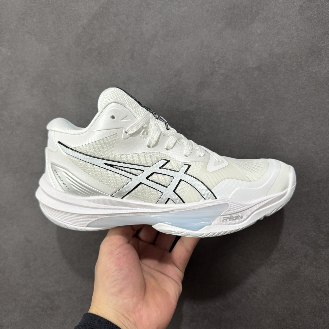 【公司级】Asics Sky Elite FF 3 亚瑟士 舒适百搭 中帮 排球训练鞋 男女款 白 一款专为排球运动员设计的高性能运动鞋。中底采用亚瑟士独家的ff blast+发泡材质，不仅强化了回弹性能，还让触地体验更加柔软。这种材料在提供充足缓震的同时，还能帮助运动员更有效地利用地面反作用力，从而增强弹跳力。为了提升运动时的稳定性，Asics Sky Elite FF 3排球鞋内置了巨型树脂支撑片risetruss。这一设计能够防止脚部在快速移动或跳跃时发生扭转，让运动员能够更自信地应对各种动作。鞋底采用耐磨橡胶材质，这种材料具有出色的耐磨性和抓地力。无论是在室内木地板还是室外场地，Asics Sky Elite FF 3排球鞋都能提供稳定的支撑和抓地效果。鞋面材料经过精心挑选，既保证了足够的强度，又具有良好的透气性。这样，运动员在运动过程中就能保持脚部的干爽和舒适。Asics Sky Elite FF 3排球鞋凭借其出色的科技亮点、设计特点和适用场景与人群，成为了一款备受排球运动员青睐的高性能运动鞋。 货号：1051A084-100 尺码：36 37 37.5 38 39 39.5 40 40.5 41.5 42 42.5 43.5 44 44.5 45 46 编码：GLB250260-选品中心