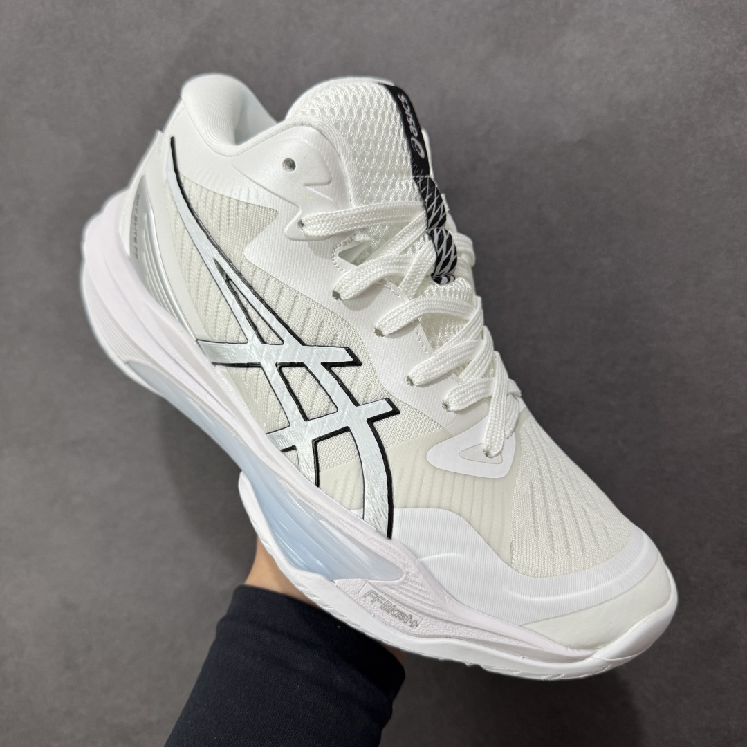 图片[3]-【公司级】Asics Sky Elite FF 3 亚瑟士 舒适百搭 中帮 排球训练鞋 男女款 白 一款专为排球运动员设计的高性能运动鞋。中底采用亚瑟士独家的ff blast+发泡材质，不仅强化了回弹性能，还让触地体验更加柔软。这种材料在提供充足缓震的同时，还能帮助运动员更有效地利用地面反作用力，从而增强弹跳力。为了提升运动时的稳定性，Asics Sky Elite FF 3排球鞋内置了巨型树脂支撑片risetruss。这一设计能够防止脚部在快速移动或跳跃时发生扭转，让运动员能够更自信地应对各种动作。鞋底采用耐磨橡胶材质，这种材料具有出色的耐磨性和抓地力。无论是在室内木地板还是室外场地，Asics Sky Elite FF 3排球鞋都能提供稳定的支撑和抓地效果。鞋面材料经过精心挑选，既保证了足够的强度，又具有良好的透气性。这样，运动员在运动过程中就能保持脚部的干爽和舒适。Asics Sky Elite FF 3排球鞋凭借其出色的科技亮点、设计特点和适用场景与人群，成为了一款备受排球运动员青睐的高性能运动鞋。 货号：1051A084-100 尺码：36 37 37.5 38 39 39.5 40 40.5 41.5 42 42.5 43.5 44 44.5 45 46 编码：GLB250260-选品中心