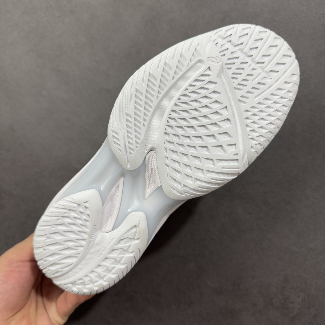 图片[9]-【公司级】Asics Sky Elite FF 3 亚瑟士 舒适百搭 中帮 排球训练鞋 男女款 白 一款专为排球运动员设计的高性能运动鞋。中底采用亚瑟士独家的ff blast+发泡材质，不仅强化了回弹性能，还让触地体验更加柔软。这种材料在提供充足缓震的同时，还能帮助运动员更有效地利用地面反作用力，从而增强弹跳力。为了提升运动时的稳定性，Asics Sky Elite FF 3排球鞋内置了巨型树脂支撑片risetruss。这一设计能够防止脚部在快速移动或跳跃时发生扭转，让运动员能够更自信地应对各种动作。鞋底采用耐磨橡胶材质，这种材料具有出色的耐磨性和抓地力。无论是在室内木地板还是室外场地，Asics Sky Elite FF 3排球鞋都能提供稳定的支撑和抓地效果。鞋面材料经过精心挑选，既保证了足够的强度，又具有良好的透气性。这样，运动员在运动过程中就能保持脚部的干爽和舒适。Asics Sky Elite FF 3排球鞋凭借其出色的科技亮点、设计特点和适用场景与人群，成为了一款备受排球运动员青睐的高性能运动鞋。 货号：1051A084-100 尺码：36 37 37.5 38 39 39.5 40 40.5 41.5 42 42.5 43.5 44 44.5 45 46 编码：GLB250260-选品中心