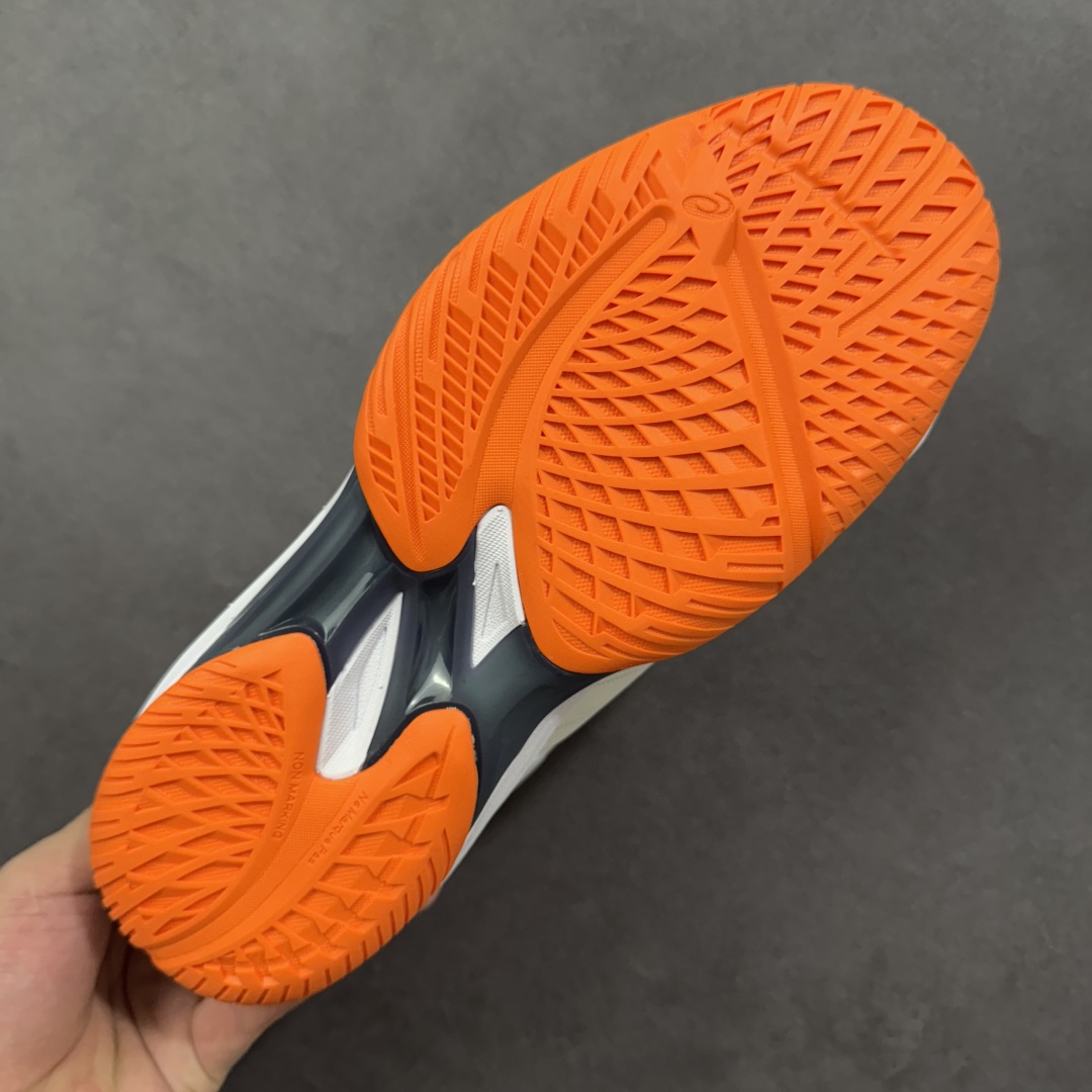 图片[9]-【公司级】Sky Elite FF 3 舒适百搭 中帮 排球训练鞋 男女款 白橙 一款专为排球运动员设计的高性能运动鞋。中底采用亚瑟士独家的ff blast+发泡材质，不仅强化了回弹性能，还让触地体验更加柔软。这种材料在提供充足缓震的同时，还能帮助运动员更有效地利用地面反作用力，从而增强弹跳力。为了提升运动时的稳定性，Asics Sky Elite FF 3排球鞋内置了巨型树脂支撑片risetruss。这一设计能够防止脚部在快速移动或跳跃时发生扭转，让运动员能够更自信地应对各种动作。鞋底采用耐磨橡胶材质，这种材料具有出色的耐磨性和抓地力。无论是在室内木地板还是室外场地，Asics Sky Elite FF 3排球鞋都能提供稳定的支撑和抓地效果。鞋面材料经过精心挑选，既保证了足够的强度，又具有良好的透气性。这样，运动员在运动过程中就能保持脚部的干爽和舒适。Asics Sky Elite FF 3排球鞋凭借其出色的科技亮点、设计特点和适用场景与人群，成为了一款备受排球运动员青睐的高性能运动鞋。货号：1051A084-103 尺码：36 37 37.5 38 39 39.5 40 40.5 41.5 42 42.5 43.5 44 44.5 45 46-选品中心
