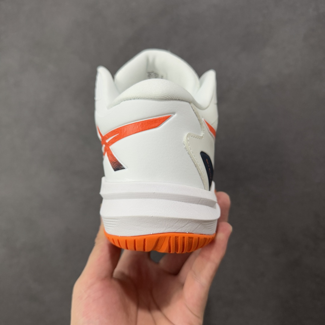 图片[4]-【公司级】Sky Elite FF 3 舒适百搭 中帮 排球训练鞋 男女款 白橙 一款专为排球运动员设计的高性能运动鞋。中底采用亚瑟士独家的ff blast+发泡材质，不仅强化了回弹性能，还让触地体验更加柔软。这种材料在提供充足缓震的同时，还能帮助运动员更有效地利用地面反作用力，从而增强弹跳力。为了提升运动时的稳定性，Asics Sky Elite FF 3排球鞋内置了巨型树脂支撑片risetruss。这一设计能够防止脚部在快速移动或跳跃时发生扭转，让运动员能够更自信地应对各种动作。鞋底采用耐磨橡胶材质，这种材料具有出色的耐磨性和抓地力。无论是在室内木地板还是室外场地，Asics Sky Elite FF 3排球鞋都能提供稳定的支撑和抓地效果。鞋面材料经过精心挑选，既保证了足够的强度，又具有良好的透气性。这样，运动员在运动过程中就能保持脚部的干爽和舒适。Asics Sky Elite FF 3排球鞋凭借其出色的科技亮点、设计特点和适用场景与人群，成为了一款备受排球运动员青睐的高性能运动鞋。货号：1051A084-103 尺码：36 37 37.5 38 39 39.5 40 40.5 41.5 42 42.5 43.5 44 44.5 45 46-选品中心