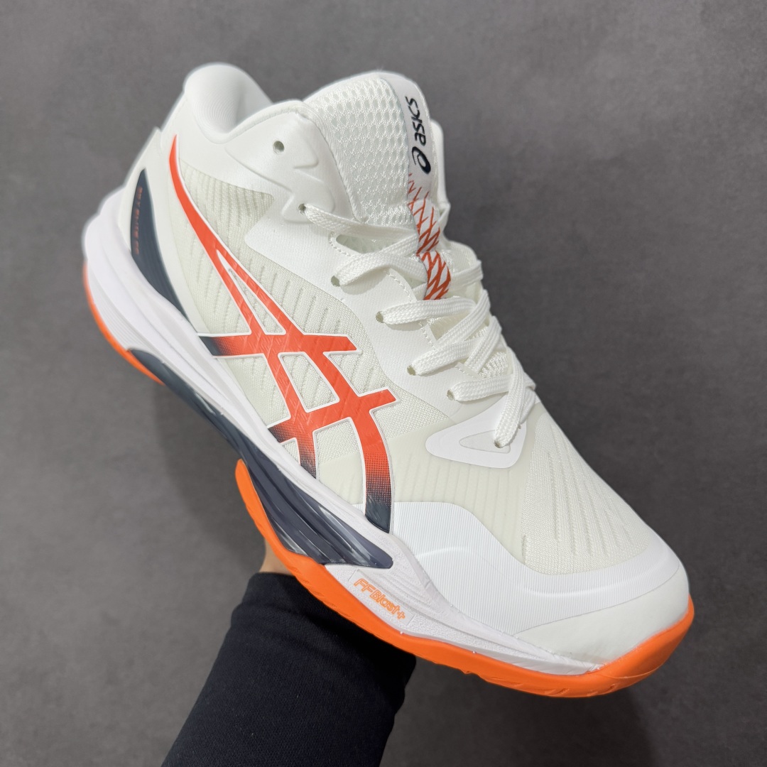 图片[3]-【公司级】Sky Elite FF 3 舒适百搭 中帮 排球训练鞋 男女款 白橙 一款专为排球运动员设计的高性能运动鞋。中底采用亚瑟士独家的ff blast+发泡材质，不仅强化了回弹性能，还让触地体验更加柔软。这种材料在提供充足缓震的同时，还能帮助运动员更有效地利用地面反作用力，从而增强弹跳力。为了提升运动时的稳定性，Asics Sky Elite FF 3排球鞋内置了巨型树脂支撑片risetruss。这一设计能够防止脚部在快速移动或跳跃时发生扭转，让运动员能够更自信地应对各种动作。鞋底采用耐磨橡胶材质，这种材料具有出色的耐磨性和抓地力。无论是在室内木地板还是室外场地，Asics Sky Elite FF 3排球鞋都能提供稳定的支撑和抓地效果。鞋面材料经过精心挑选，既保证了足够的强度，又具有良好的透气性。这样，运动员在运动过程中就能保持脚部的干爽和舒适。Asics Sky Elite FF 3排球鞋凭借其出色的科技亮点、设计特点和适用场景与人群，成为了一款备受排球运动员青睐的高性能运动鞋。货号：1051A084-103 尺码：36 37 37.5 38 39 39.5 40 40.5 41.5 42 42.5 43.5 44 44.5 45 46-选品中心