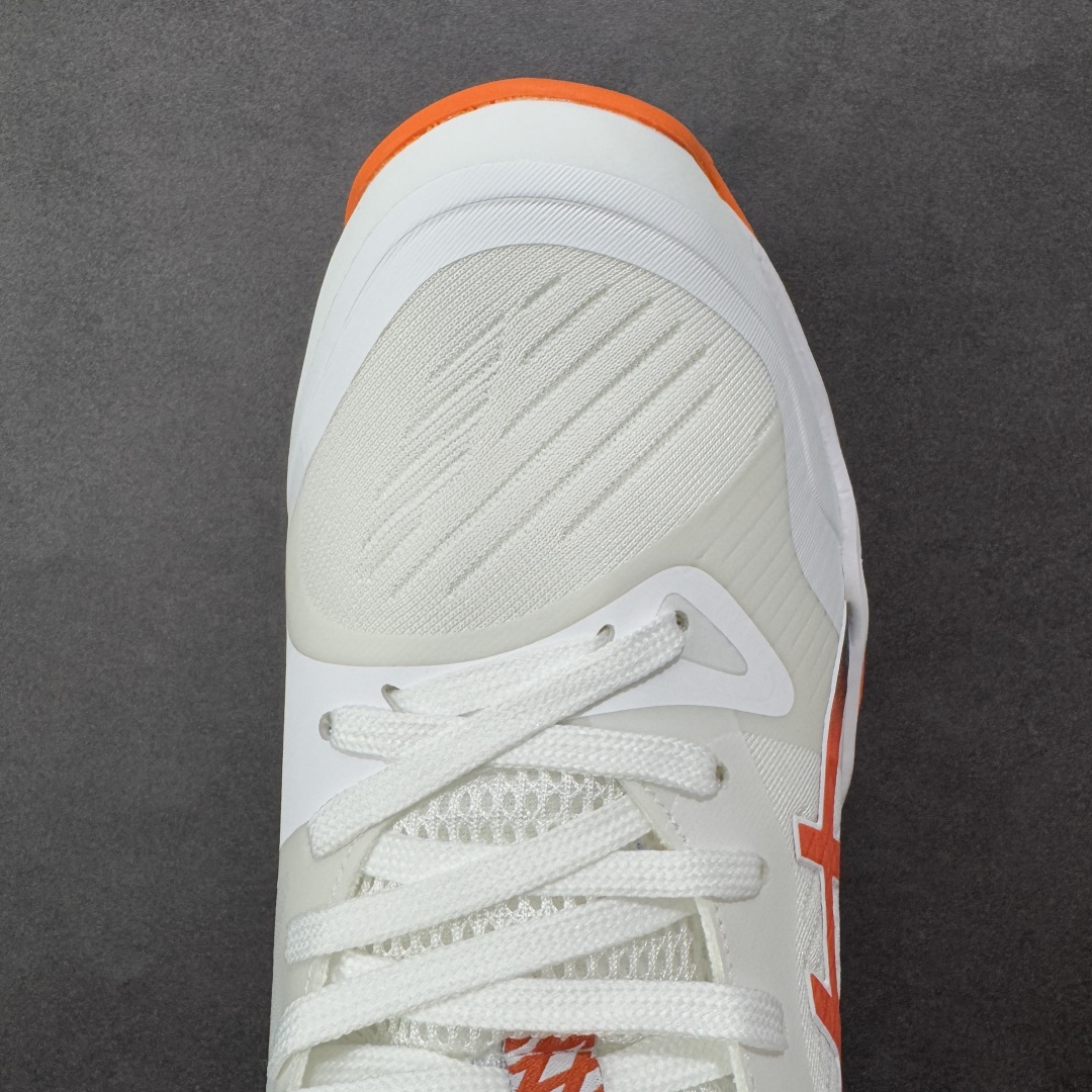 图片[8]-【公司级】Sky Elite FF 3 舒适百搭 中帮 排球训练鞋 男女款 白橙 一款专为排球运动员设计的高性能运动鞋。中底采用亚瑟士独家的ff blast+发泡材质，不仅强化了回弹性能，还让触地体验更加柔软。这种材料在提供充足缓震的同时，还能帮助运动员更有效地利用地面反作用力，从而增强弹跳力。为了提升运动时的稳定性，Asics Sky Elite FF 3排球鞋内置了巨型树脂支撑片risetruss。这一设计能够防止脚部在快速移动或跳跃时发生扭转，让运动员能够更自信地应对各种动作。鞋底采用耐磨橡胶材质，这种材料具有出色的耐磨性和抓地力。无论是在室内木地板还是室外场地，Asics Sky Elite FF 3排球鞋都能提供稳定的支撑和抓地效果。鞋面材料经过精心挑选，既保证了足够的强度，又具有良好的透气性。这样，运动员在运动过程中就能保持脚部的干爽和舒适。Asics Sky Elite FF 3排球鞋凭借其出色的科技亮点、设计特点和适用场景与人群，成为了一款备受排球运动员青睐的高性能运动鞋。货号：1051A084-103 尺码：36 37 37.5 38 39 39.5 40 40.5 41.5 42 42.5 43.5 44 44.5 45 46-选品中心