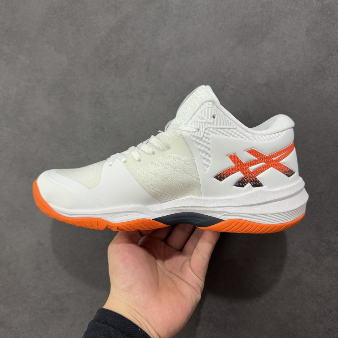 图片[2]-【公司级】Sky Elite FF 3 舒适百搭 中帮 排球训练鞋 男女款 白橙 一款专为排球运动员设计的高性能运动鞋。中底采用亚瑟士独家的ff blast+发泡材质，不仅强化了回弹性能，还让触地体验更加柔软。这种材料在提供充足缓震的同时，还能帮助运动员更有效地利用地面反作用力，从而增强弹跳力。为了提升运动时的稳定性，Asics Sky Elite FF 3排球鞋内置了巨型树脂支撑片risetruss。这一设计能够防止脚部在快速移动或跳跃时发生扭转，让运动员能够更自信地应对各种动作。鞋底采用耐磨橡胶材质，这种材料具有出色的耐磨性和抓地力。无论是在室内木地板还是室外场地，Asics Sky Elite FF 3排球鞋都能提供稳定的支撑和抓地效果。鞋面材料经过精心挑选，既保证了足够的强度，又具有良好的透气性。这样，运动员在运动过程中就能保持脚部的干爽和舒适。Asics Sky Elite FF 3排球鞋凭借其出色的科技亮点、设计特点和适用场景与人群，成为了一款备受排球运动员青睐的高性能运动鞋。货号：1051A084-103 尺码：36 37 37.5 38 39 39.5 40 40.5 41.5 42 42.5 43.5 44 44.5 45 46-选品中心