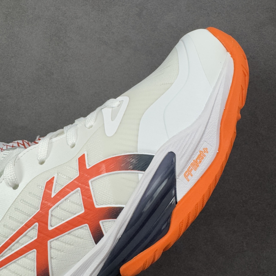 图片[5]-【公司级】Sky Elite FF 3 舒适百搭 中帮 排球训练鞋 男女款 白橙 一款专为排球运动员设计的高性能运动鞋。中底采用亚瑟士独家的ff blast+发泡材质，不仅强化了回弹性能，还让触地体验更加柔软。这种材料在提供充足缓震的同时，还能帮助运动员更有效地利用地面反作用力，从而增强弹跳力。为了提升运动时的稳定性，Asics Sky Elite FF 3排球鞋内置了巨型树脂支撑片risetruss。这一设计能够防止脚部在快速移动或跳跃时发生扭转，让运动员能够更自信地应对各种动作。鞋底采用耐磨橡胶材质，这种材料具有出色的耐磨性和抓地力。无论是在室内木地板还是室外场地，Asics Sky Elite FF 3排球鞋都能提供稳定的支撑和抓地效果。鞋面材料经过精心挑选，既保证了足够的强度，又具有良好的透气性。这样，运动员在运动过程中就能保持脚部的干爽和舒适。Asics Sky Elite FF 3排球鞋凭借其出色的科技亮点、设计特点和适用场景与人群，成为了一款备受排球运动员青睐的高性能运动鞋。货号：1051A084-103 尺码：36 37 37.5 38 39 39.5 40 40.5 41.5 42 42.5 43.5 44 44.5 45 46-选品中心