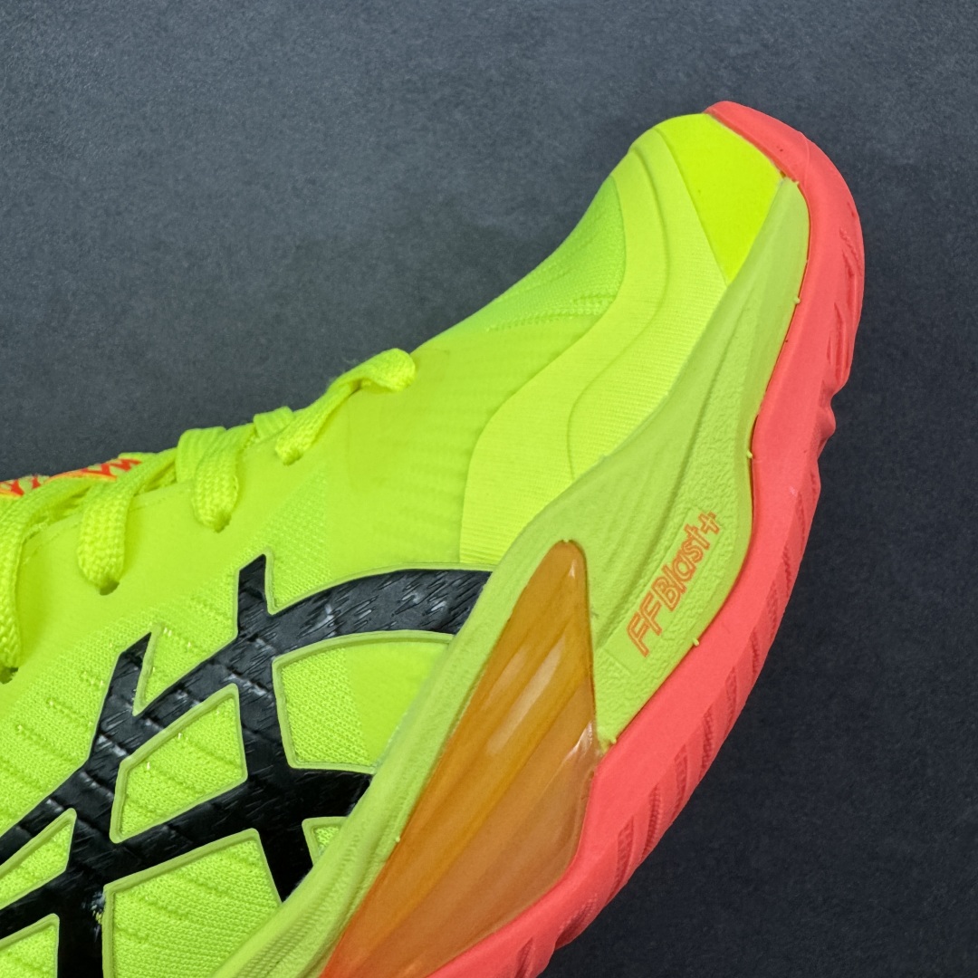 图片[5]-【定制版】Asics Sky Elite FF 3 亚瑟士舒适百搭 中帮 排球训练鞋 男女款 黄色 一款专为排球运动员设计的高性能运动鞋。中底采用亚瑟士独家的ff blast+发泡材质，不仅强化了回弹性能，还让触地体验更加柔软。这种材料在提供充足缓震的同时，还能帮助运动员更有效地利用地面反作用力，从而增强弹跳力。为了提升运动时的稳定性，Asics Sky Elite FF 3排球鞋内置了巨型树脂支撑片risetruss。这一设计能够防止脚部在快速移动或跳跃时发生扭转，让运动员能够更自信地应对各种动作。鞋底采用耐磨橡胶材质，这种材料具有出色的耐磨性和抓地力。无论是在室内木地板还是室外场地，Asics Sky Elite FF 3排球鞋都能提供稳定的支撑和抓地效果。鞋面材料经过精心挑选，既保证了足够的强度，又具有良好的透气性。这样，运动员在运动过程中就能保持脚部的干爽和舒适。Asics Sky Elite FF 3排球鞋凭借其出色的科技亮点、设计特点和适用场景与人群，成为了一款备受排球运动员青睐的高性能运动鞋。 货号：1051A084-750 尺码：36 37 37.5 38 39 39.5 40 40.5 41.5 42 42.5 43.5 44 44.5 45 46 编码：GLB250260-选品中心