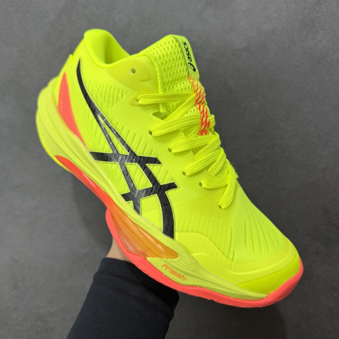 图片[3]-【定制版】Asics Sky Elite FF 3 亚瑟士舒适百搭 中帮 排球训练鞋 男女款 黄色 一款专为排球运动员设计的高性能运动鞋。中底采用亚瑟士独家的ff blast+发泡材质，不仅强化了回弹性能，还让触地体验更加柔软。这种材料在提供充足缓震的同时，还能帮助运动员更有效地利用地面反作用力，从而增强弹跳力。为了提升运动时的稳定性，Asics Sky Elite FF 3排球鞋内置了巨型树脂支撑片risetruss。这一设计能够防止脚部在快速移动或跳跃时发生扭转，让运动员能够更自信地应对各种动作。鞋底采用耐磨橡胶材质，这种材料具有出色的耐磨性和抓地力。无论是在室内木地板还是室外场地，Asics Sky Elite FF 3排球鞋都能提供稳定的支撑和抓地效果。鞋面材料经过精心挑选，既保证了足够的强度，又具有良好的透气性。这样，运动员在运动过程中就能保持脚部的干爽和舒适。Asics Sky Elite FF 3排球鞋凭借其出色的科技亮点、设计特点和适用场景与人群，成为了一款备受排球运动员青睐的高性能运动鞋。 货号：1051A084-750 尺码：36 37 37.5 38 39 39.5 40 40.5 41.5 42 42.5 43.5 44 44.5 45 46 编码：GLB250260-选品中心